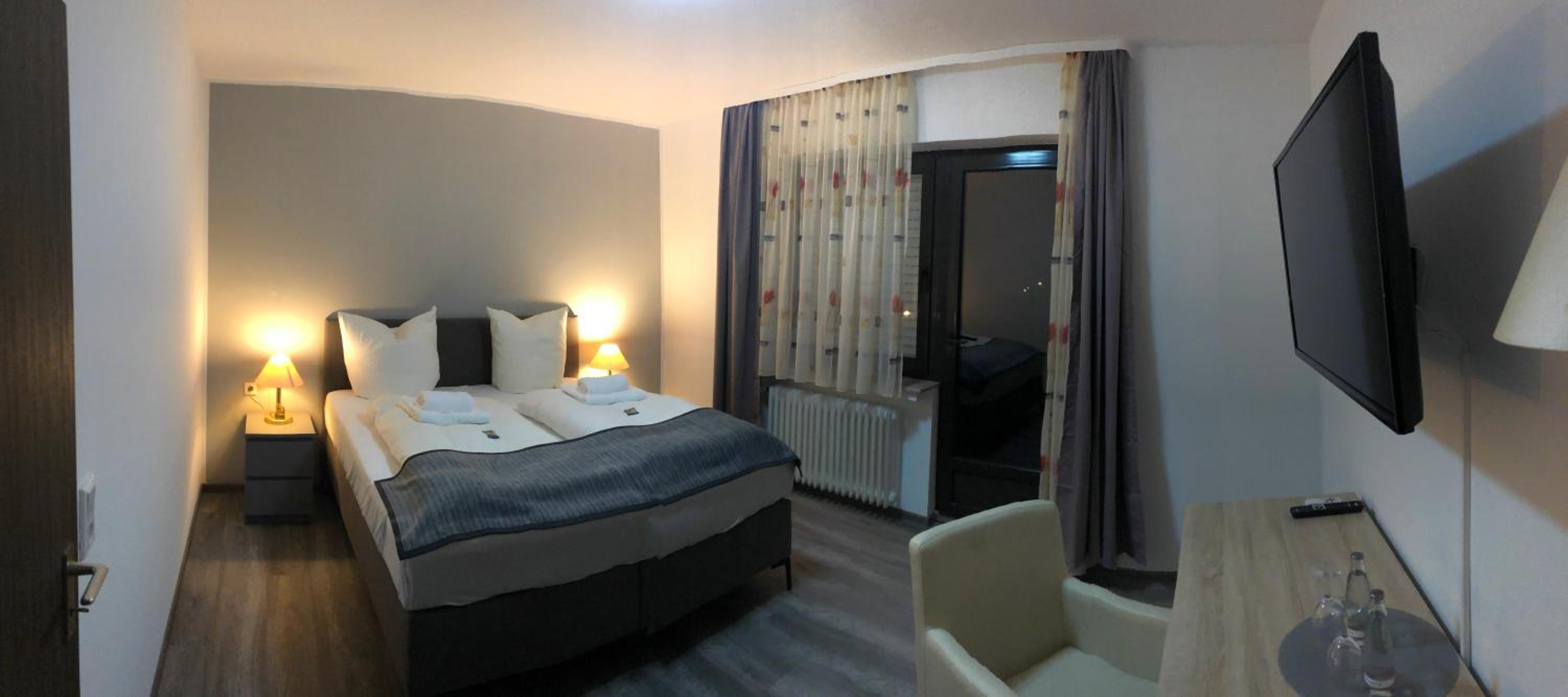 Double Room with Balcony - Photo 5