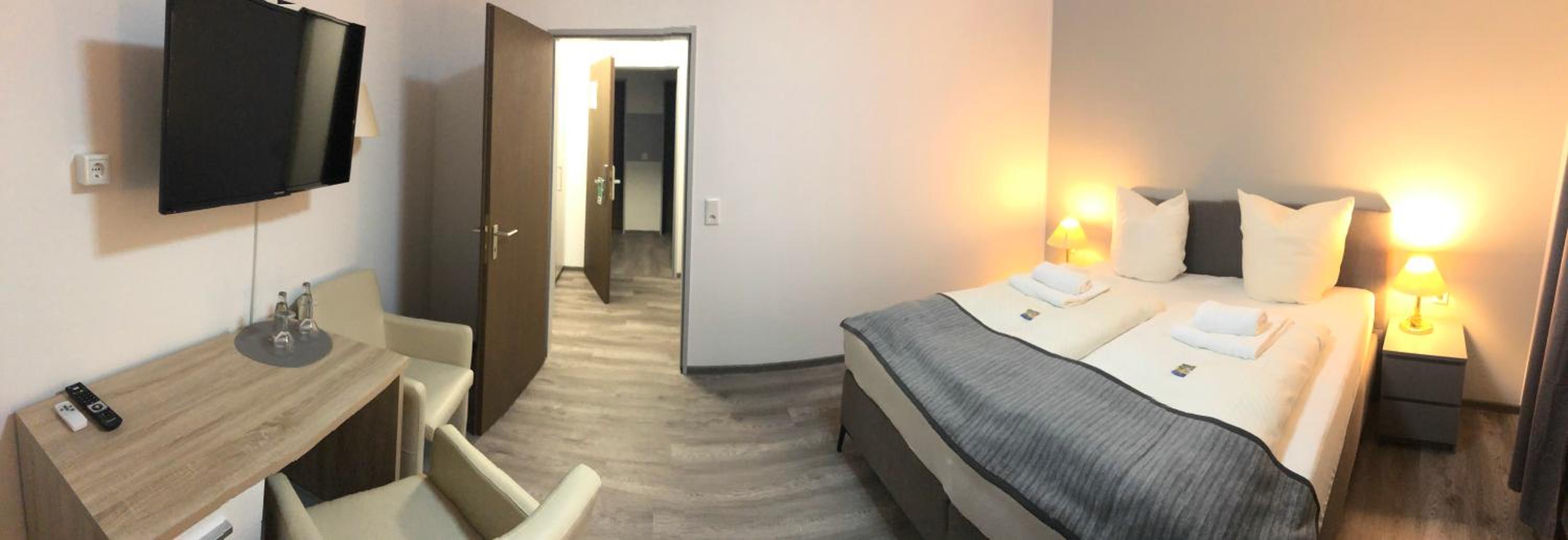 Double Room with Balcony - Photo 4