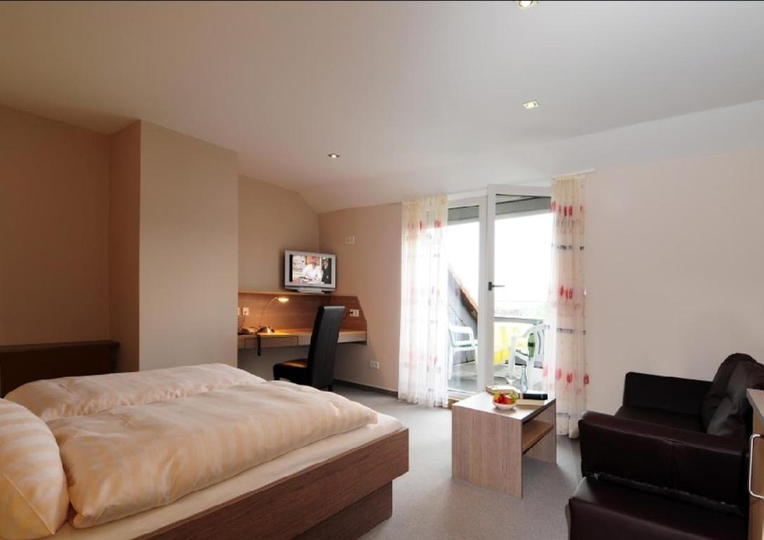Twin Room with Balcony - Photo 3