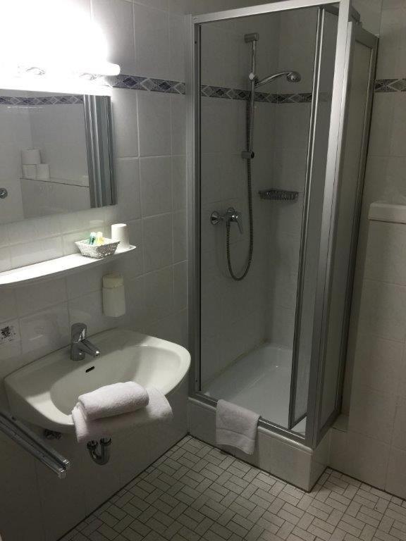 Twin Room with Balcony - Photo 5