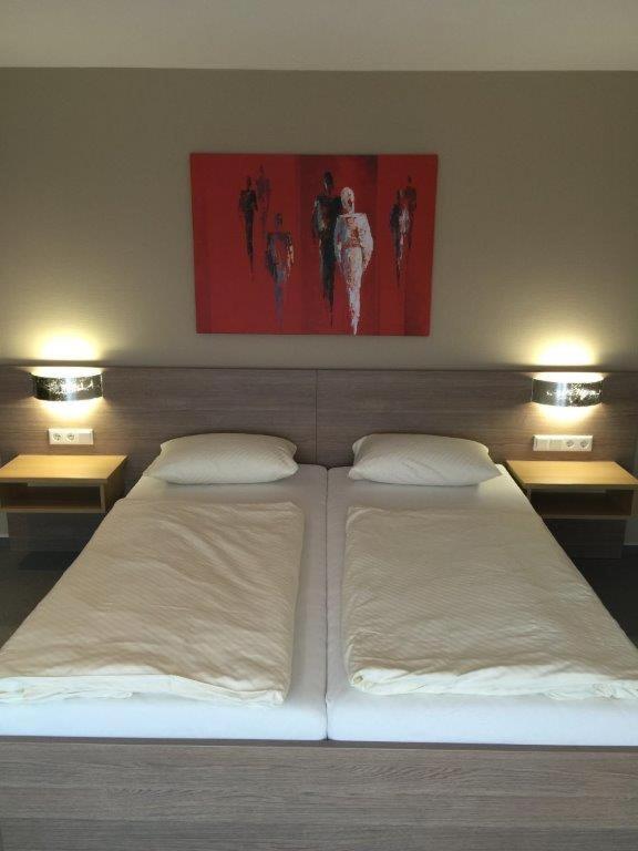 Twin Room with Balcony - Photo 4