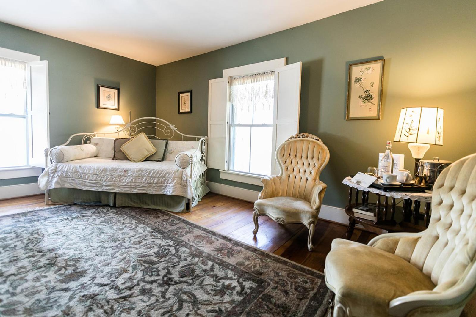 Deluxe Queen Suite photo 2