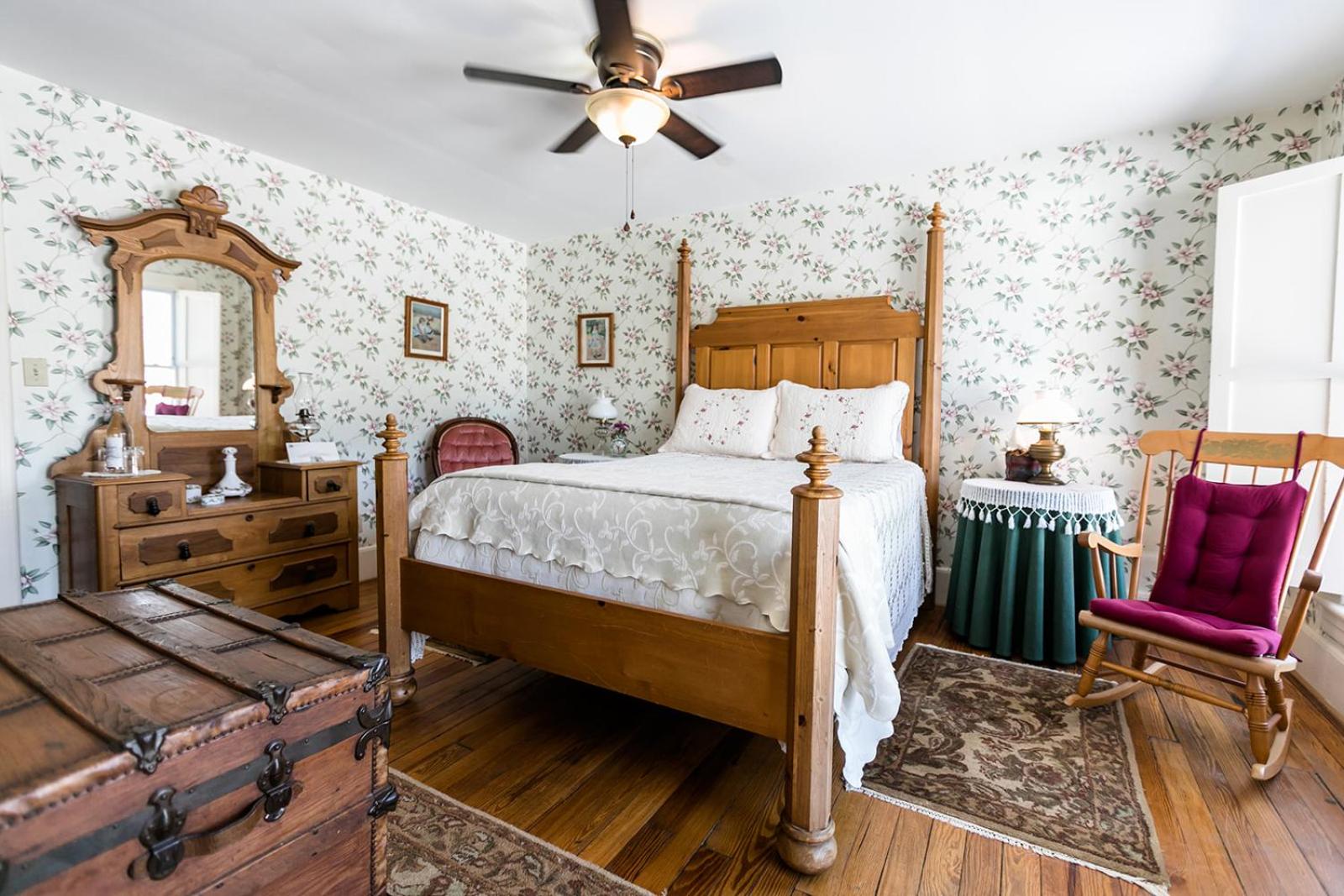 Deluxe Queen Suite photo 3