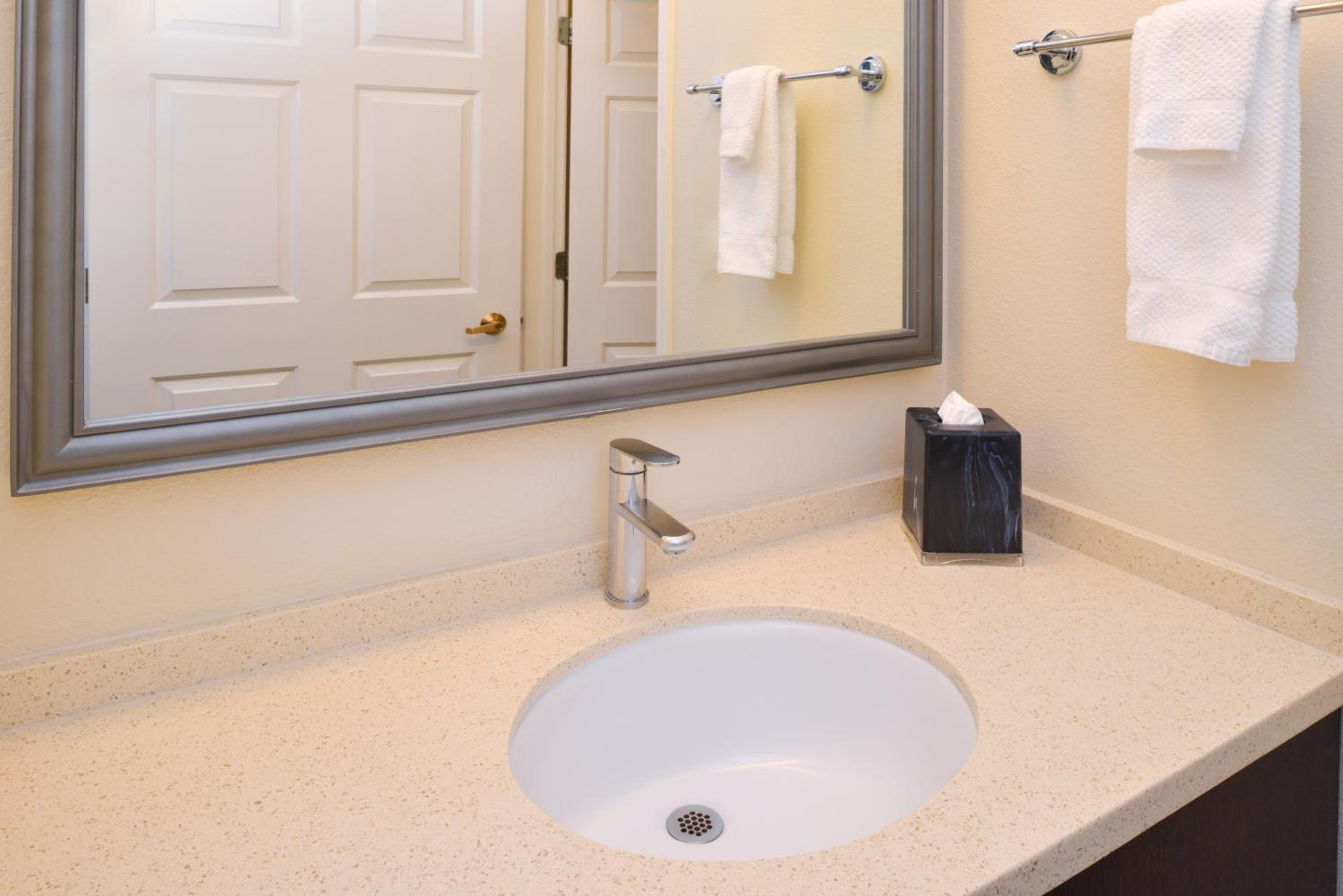 Queen Suite - Disability Access/Non-Smoking - Photo 2