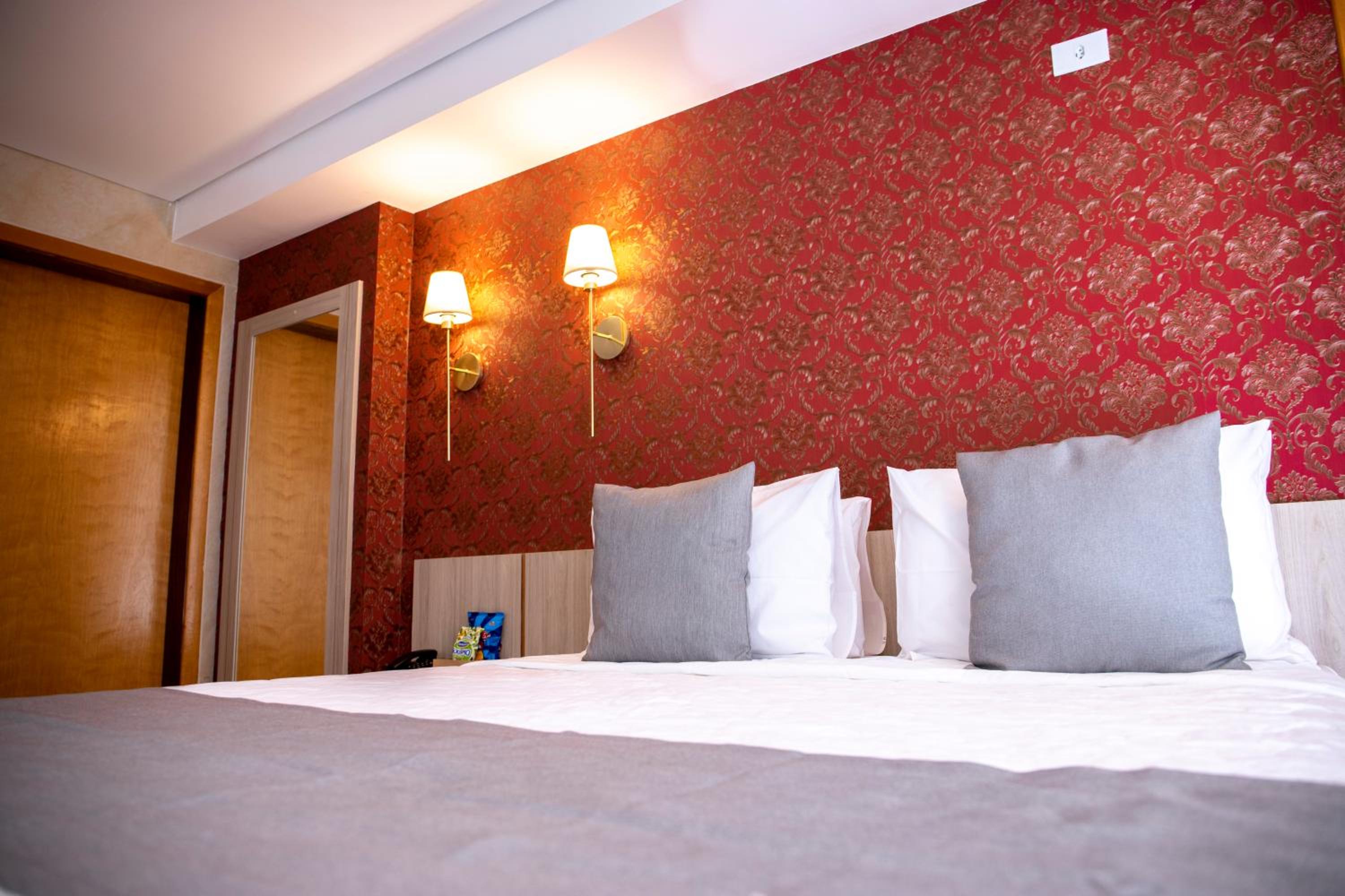 Deluxe Suite with Spa Bath - Photo 3