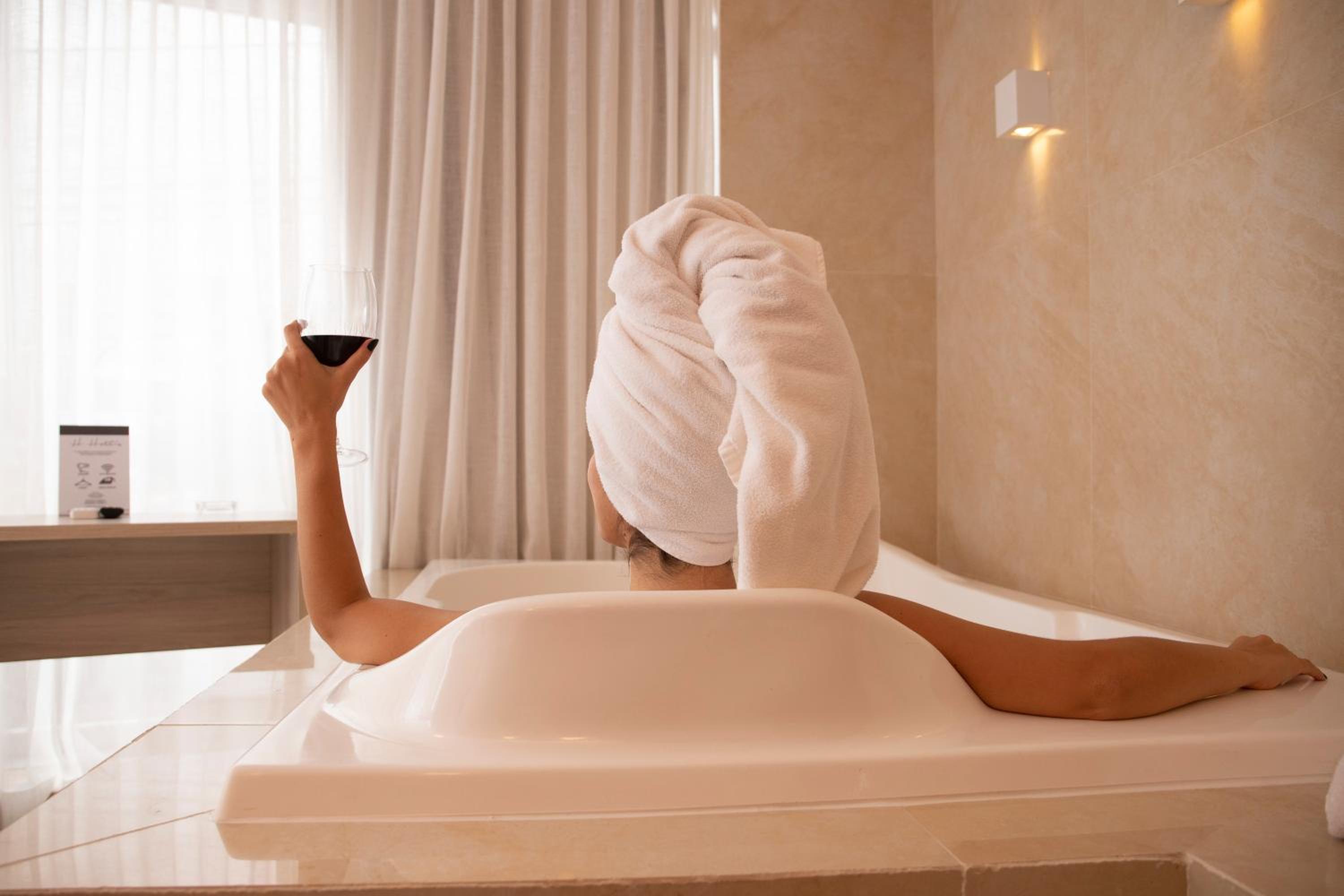 Deluxe Suite with Spa Bath - Photo 2