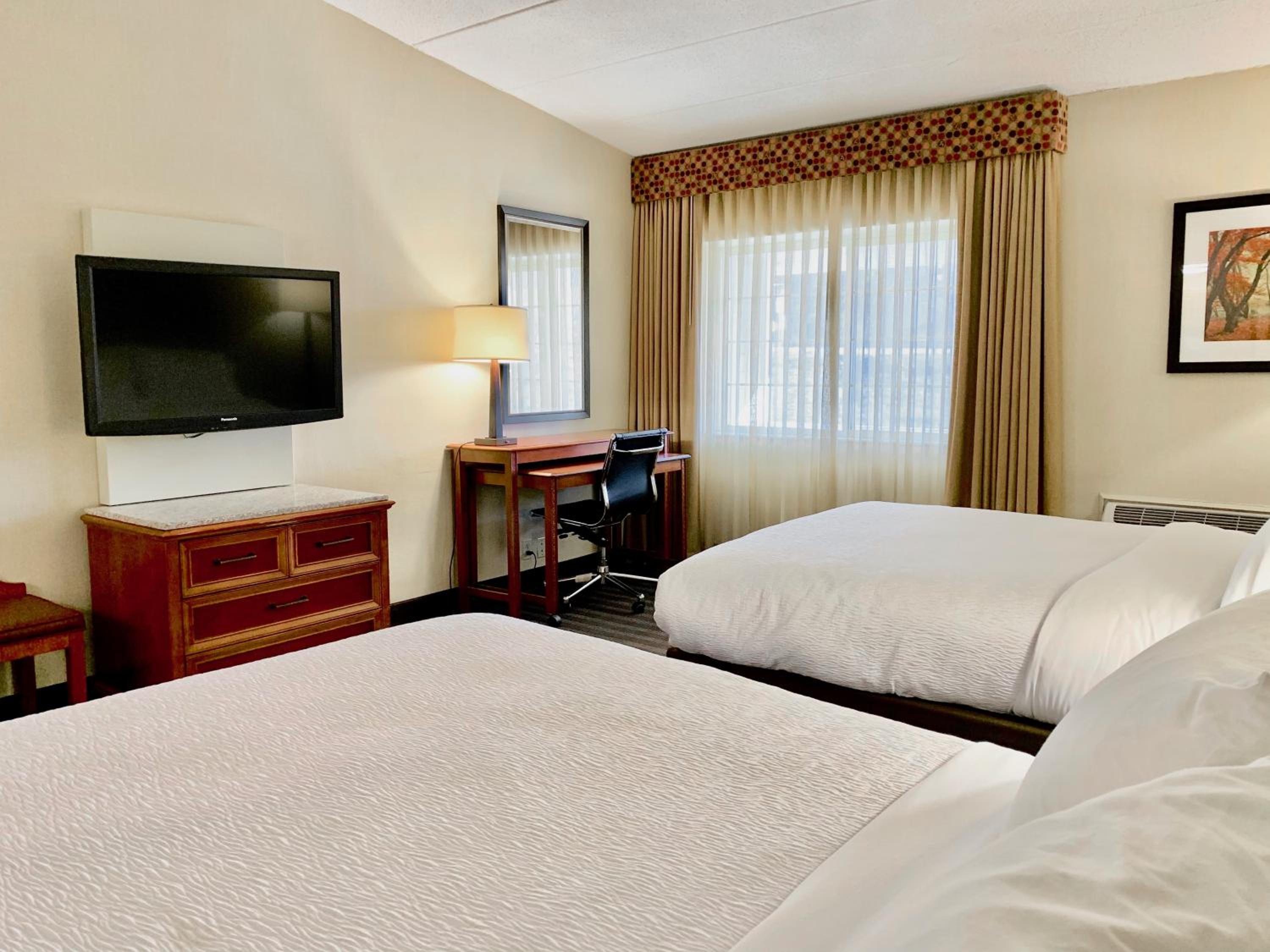 Queen Room with Two Queen Beds - Photo 6