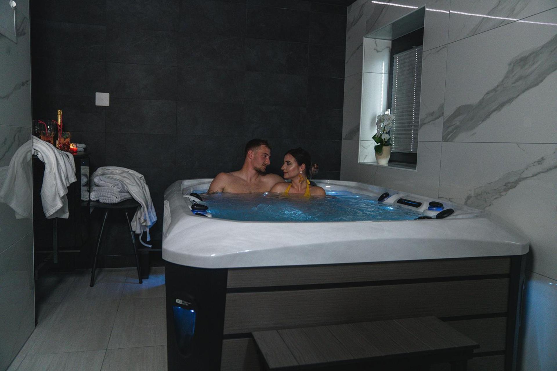 Double Room with Spa Bath - Photo 2