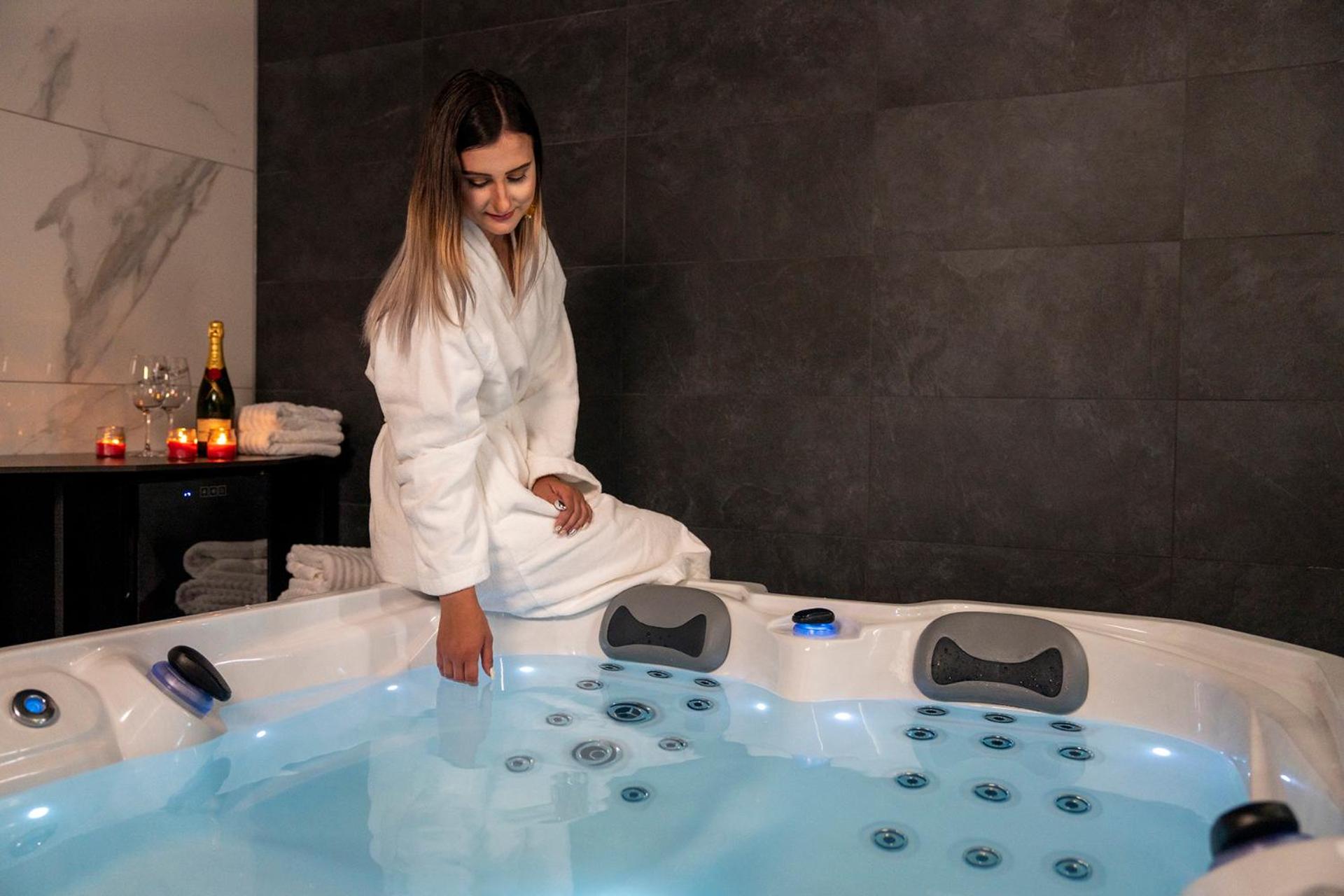Double Room with Spa Bath - Photo 3