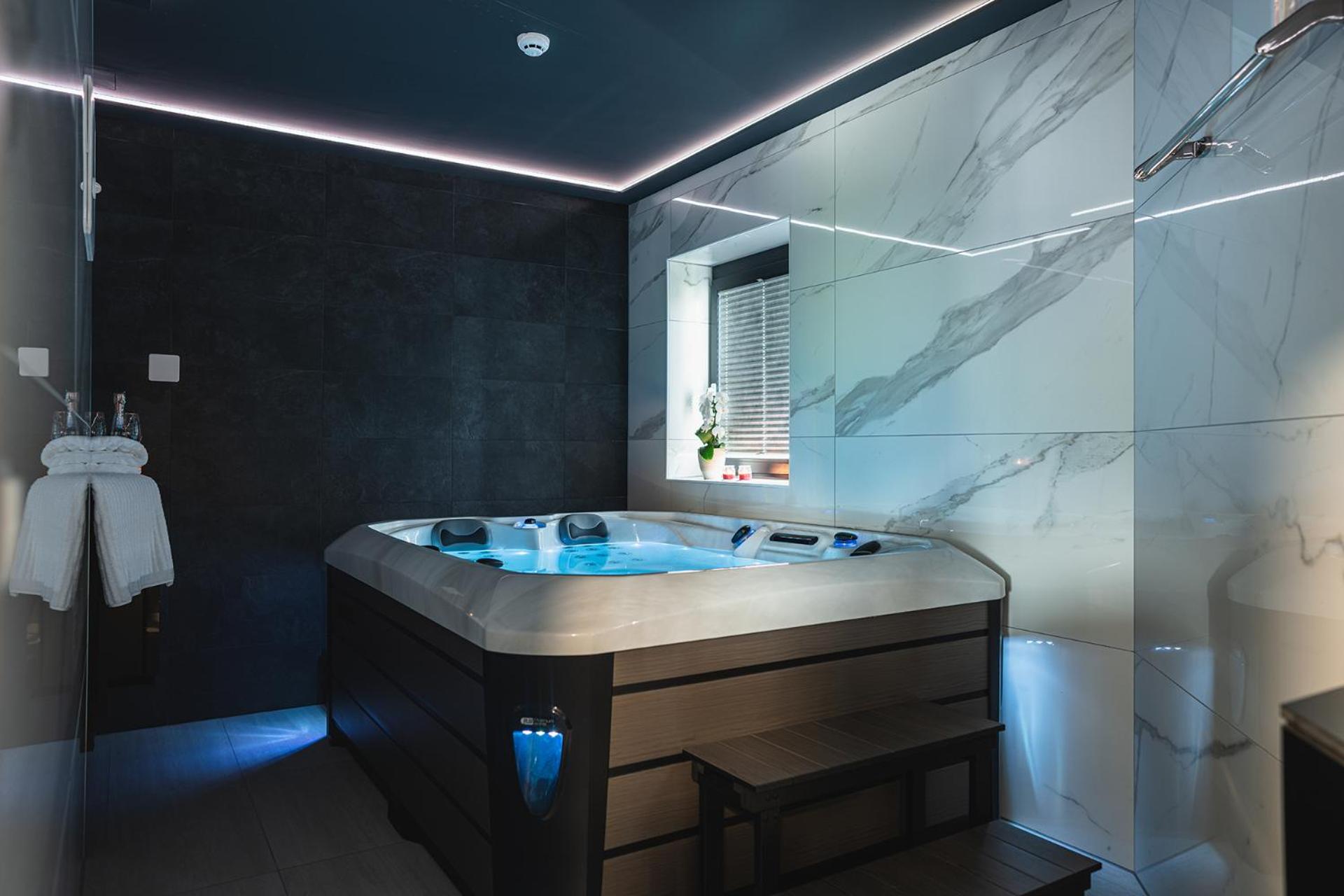 Double Room with Spa Bath - Photo 4