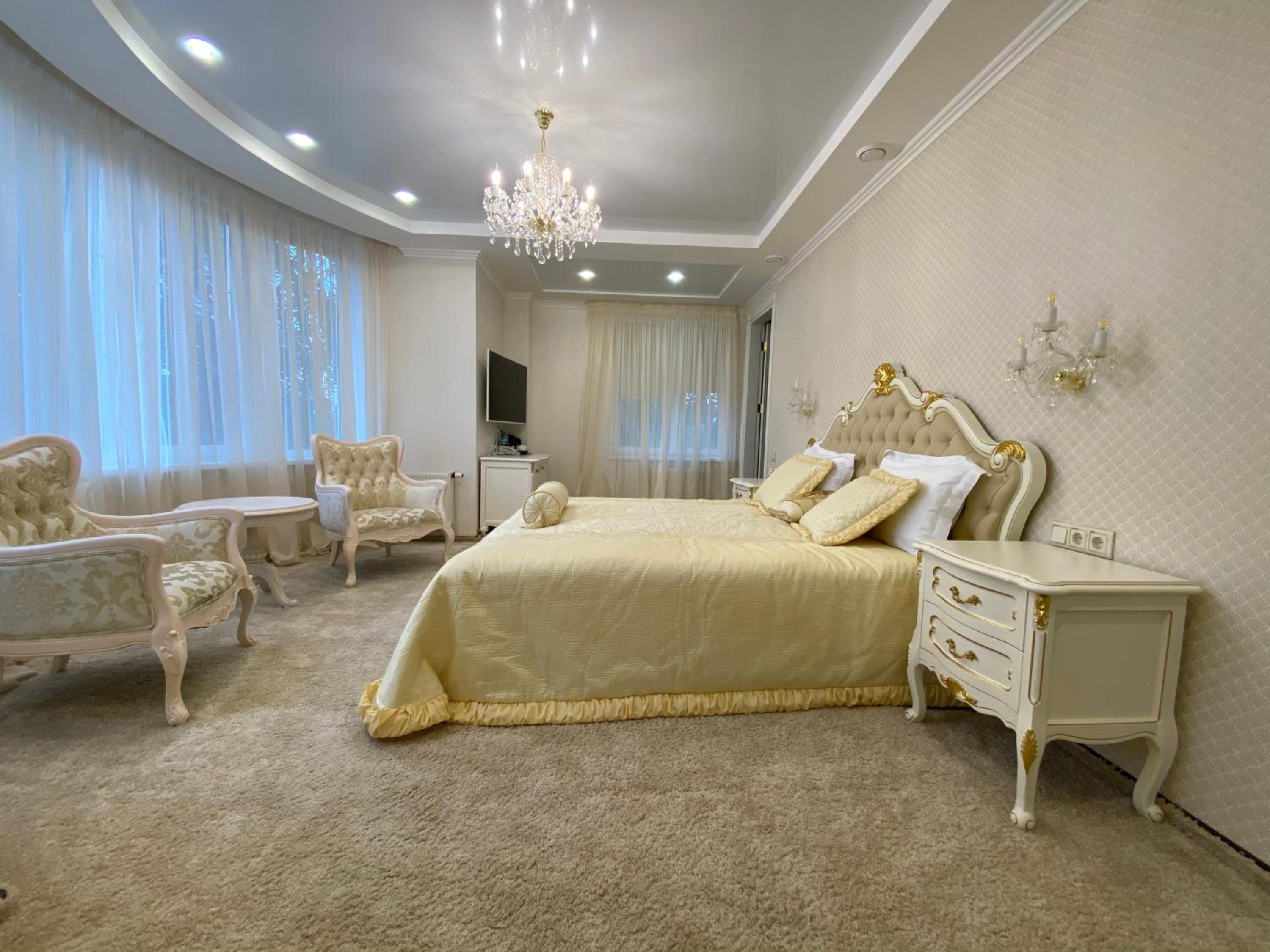 Deluxe King Suite photo 1