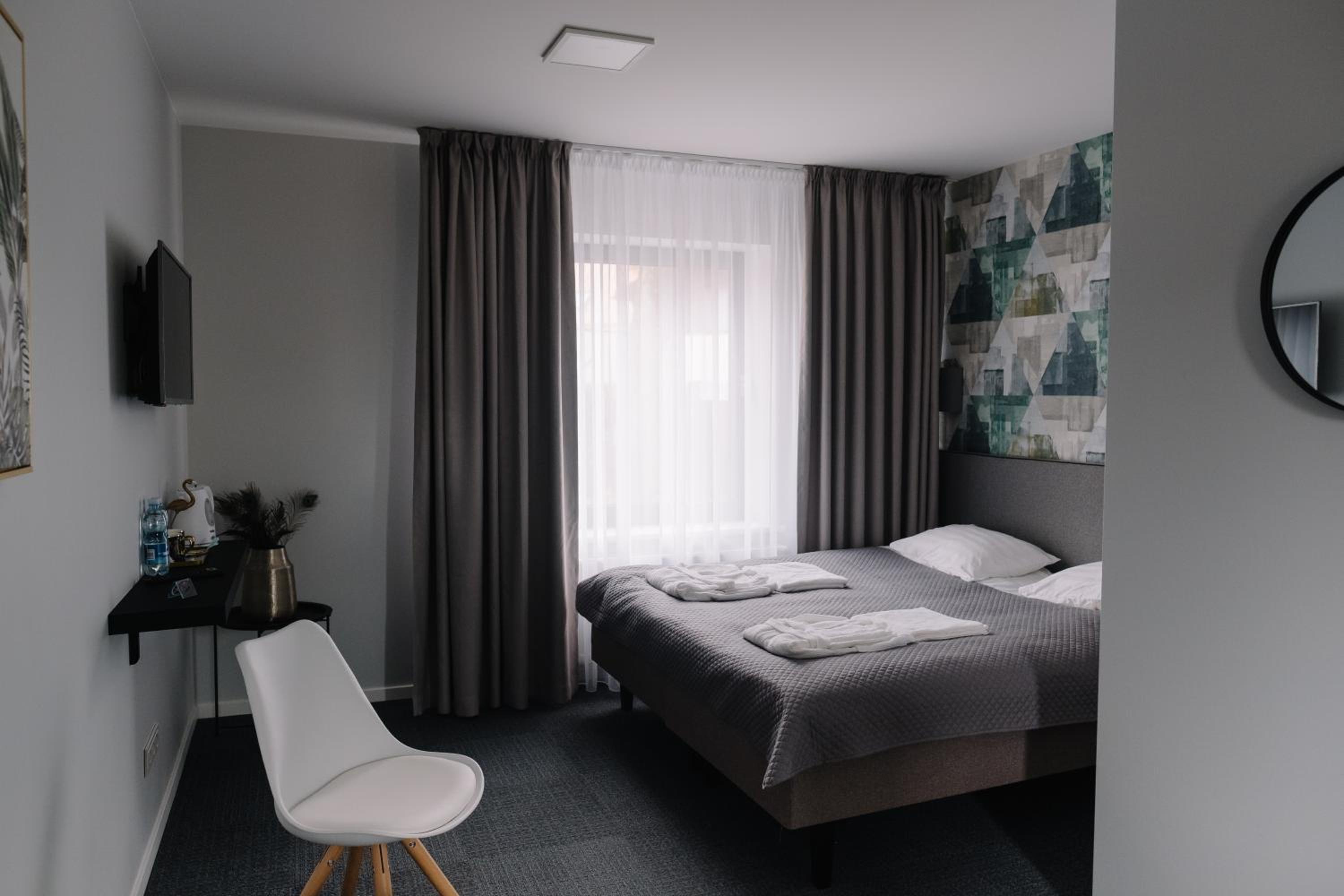 Large Double Room - Photo 6
