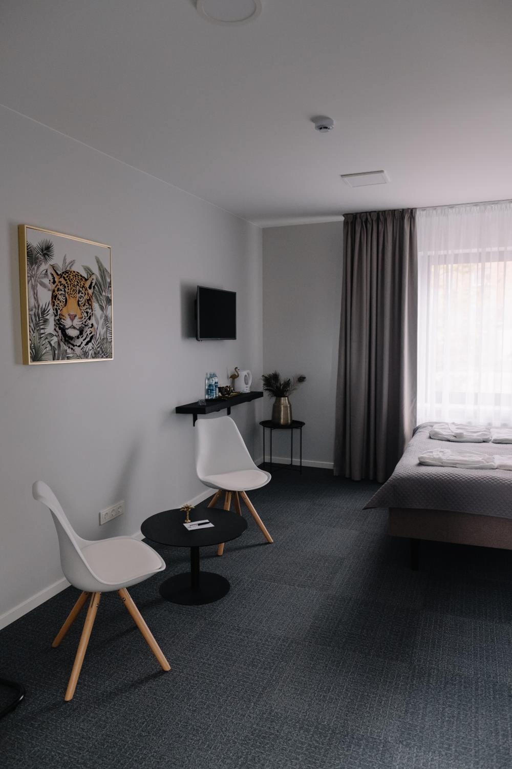 Large Double Room - Photo 7