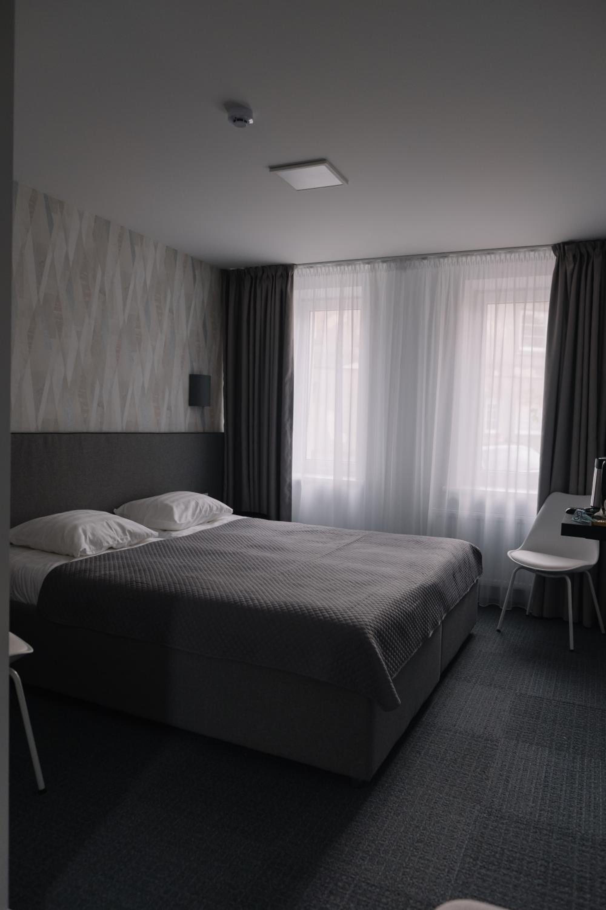 Large Double Room - Photo 1