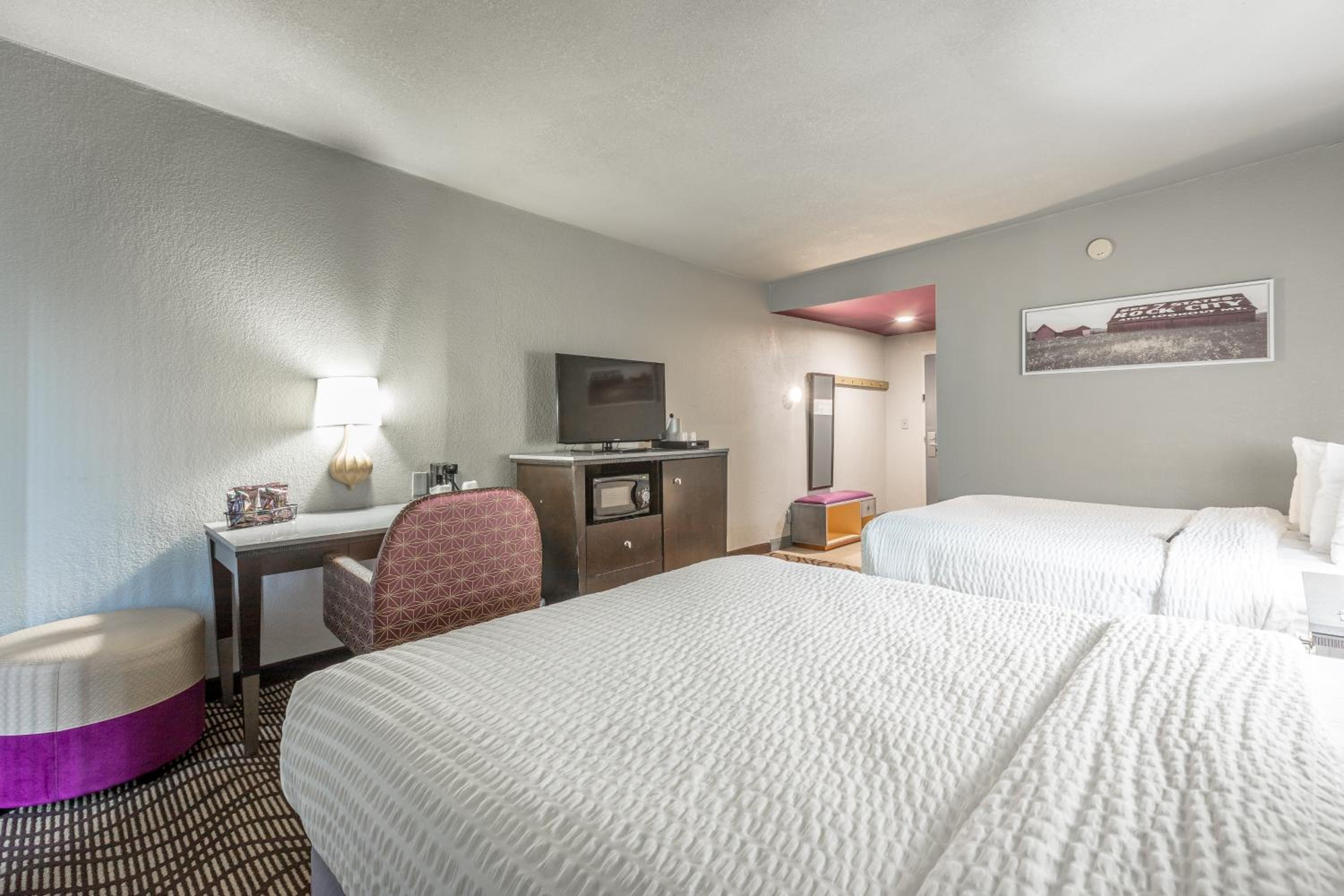 Queen Room With Two Queen Beds - Non-Smoking - Photo 7