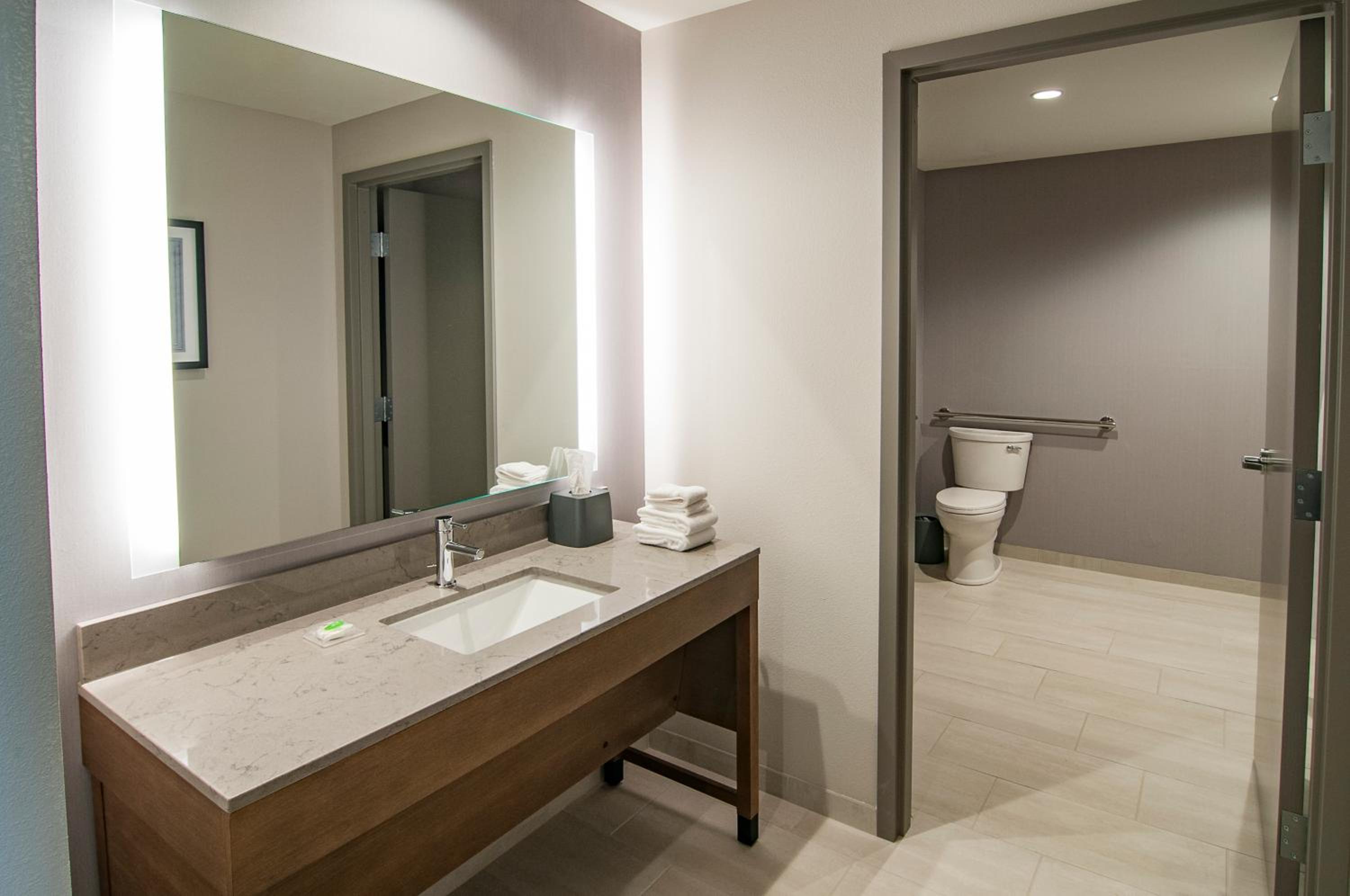 Queen Room with Two Queen Beds with Sofa Bed and Tub - Disability Access - Photo 2