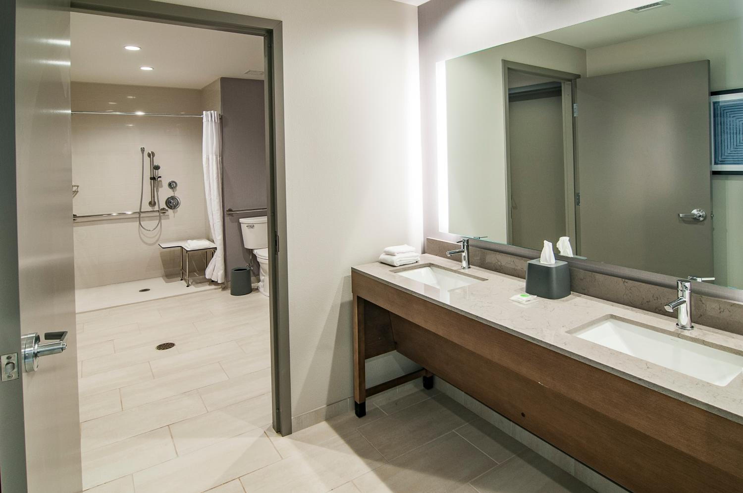 King Suite with Sofa Bed, Lake View and Roll-In Shower - Disability Access - Photo 4