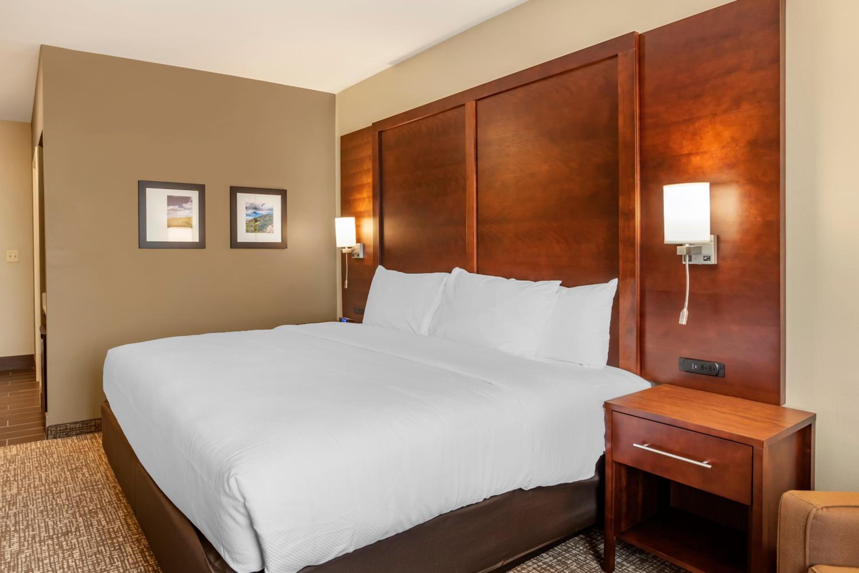 Standard King Room - Non-Smoking  - Photo 4
