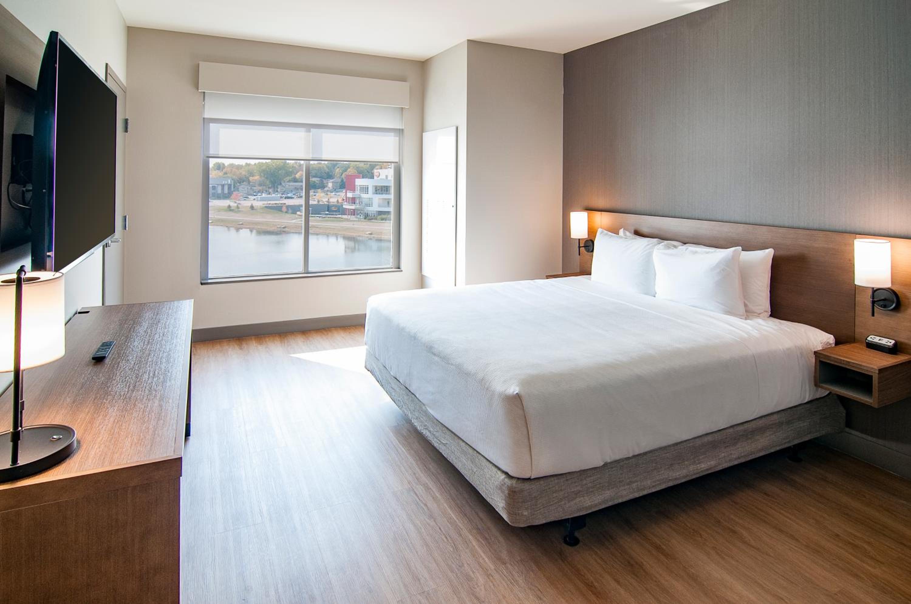 King Suite with Sofa Bed, Lake View and Roll-In Shower - Disability Access - Photo 3
