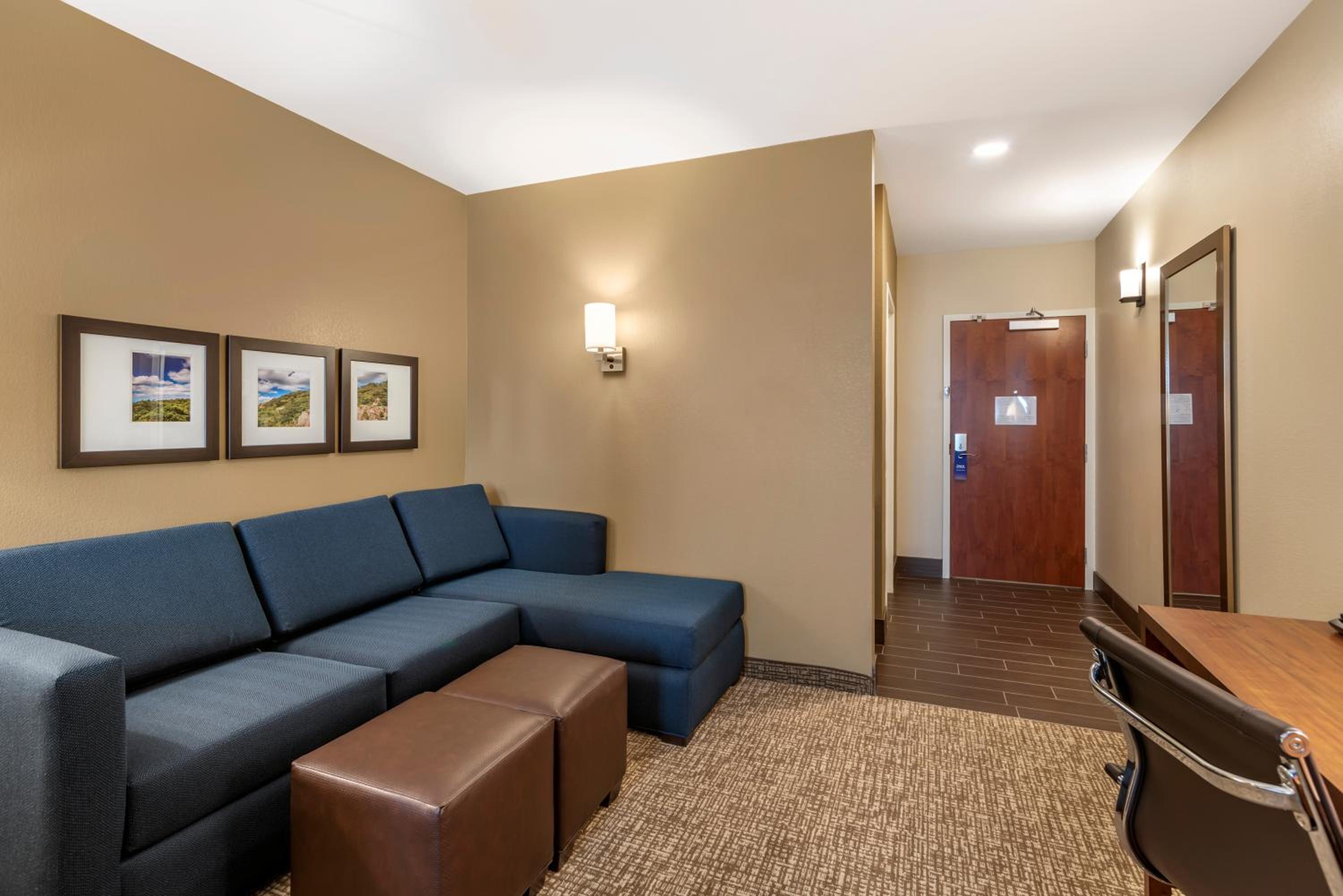 King Suite with Sofa Bed - Non-Smoking - Photo 1