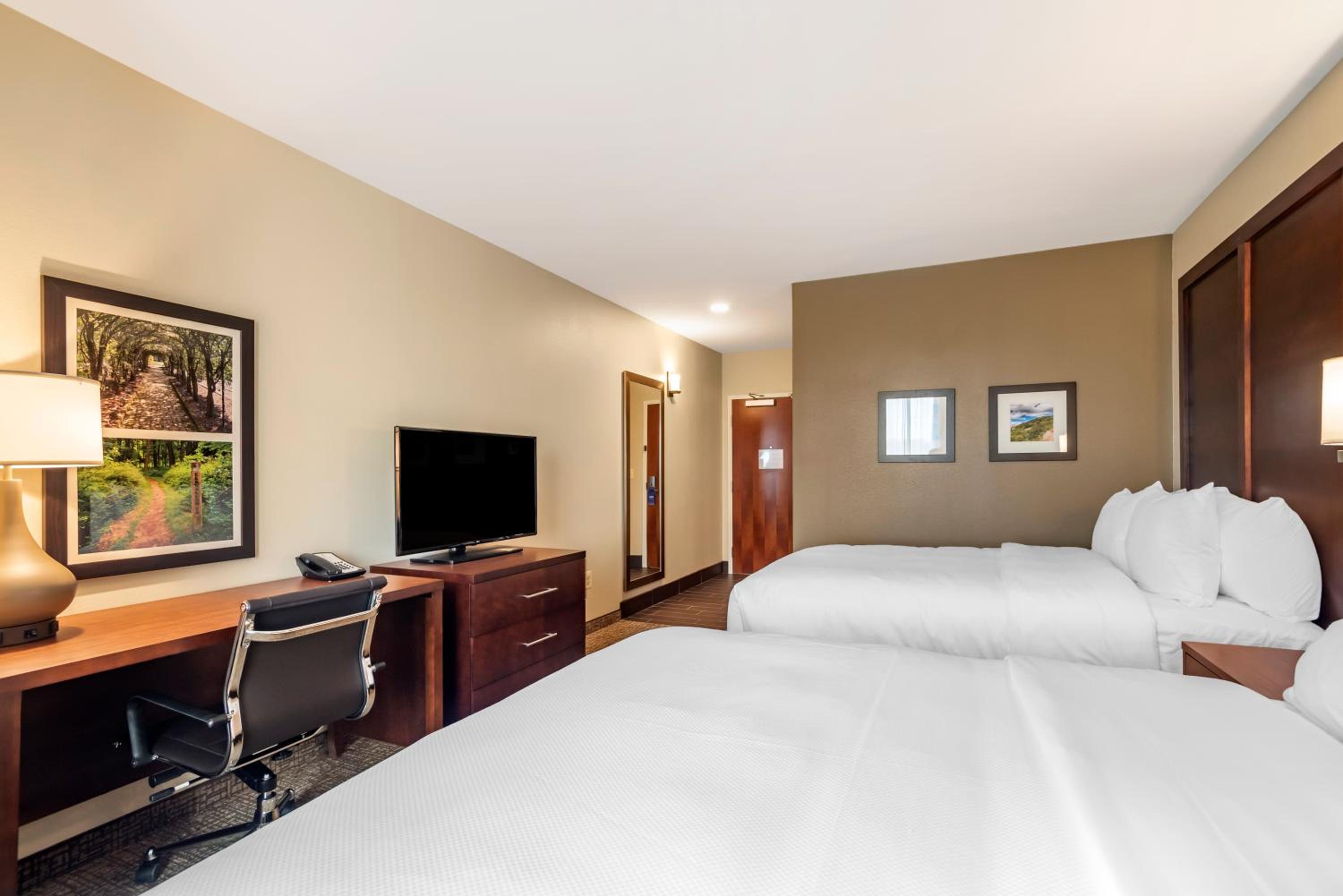 Queen Suite with Two Queen Beds - Non-Smoking - Photo 2