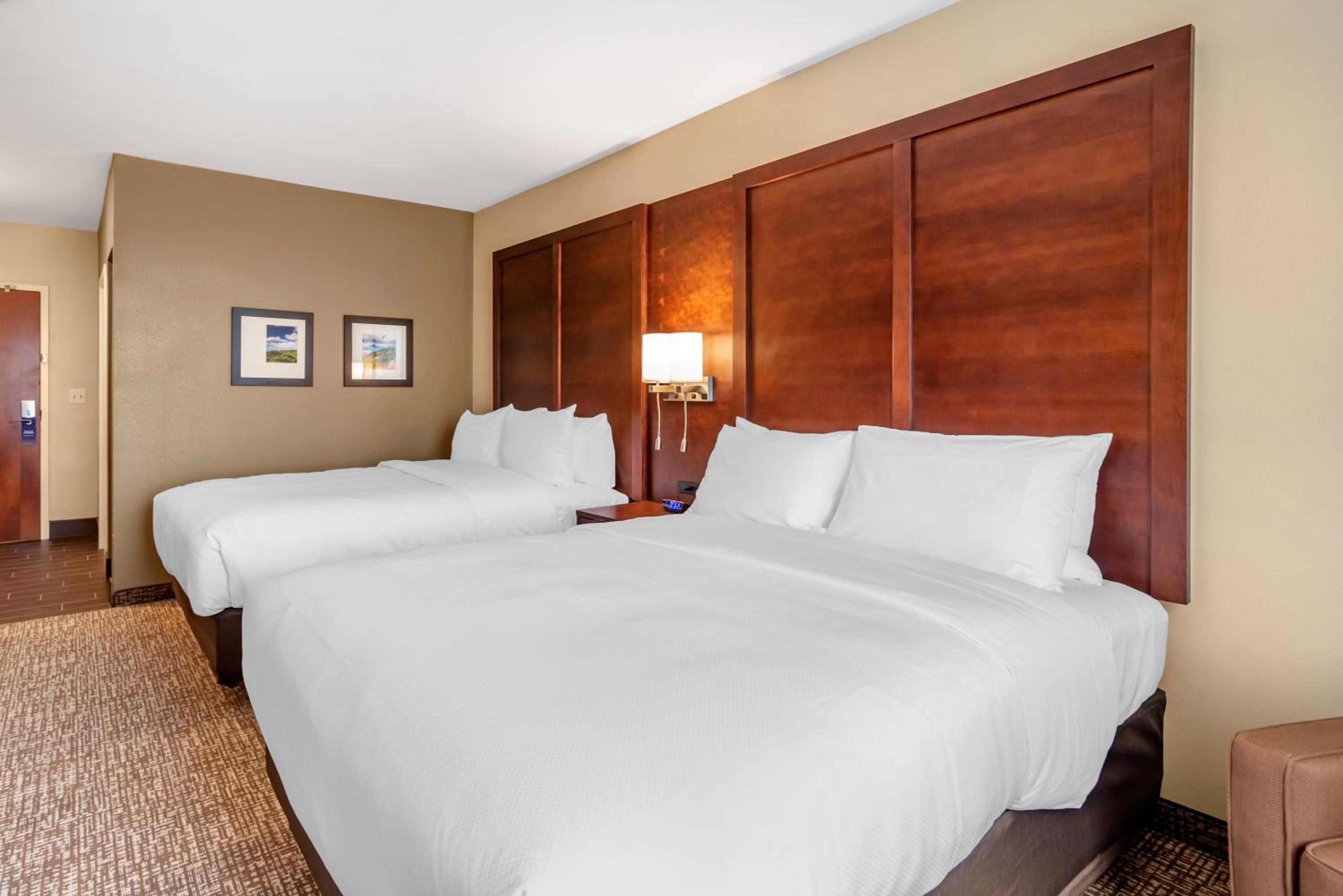 Standard Queen Room with Two Queen Beds - Non-Smoking - Photo 3