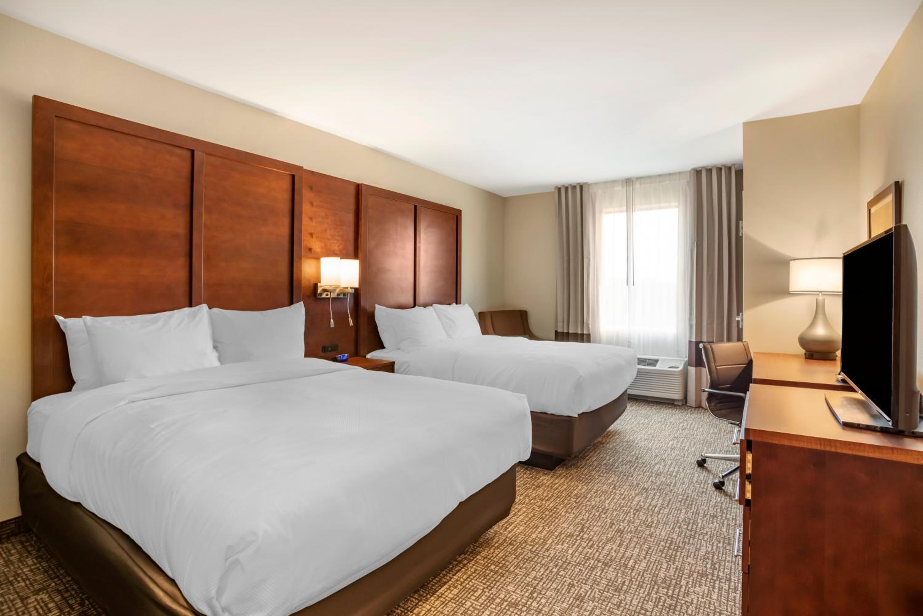 Standard Queen Room with Two Queen Beds - Non-Smoking - Photo 4