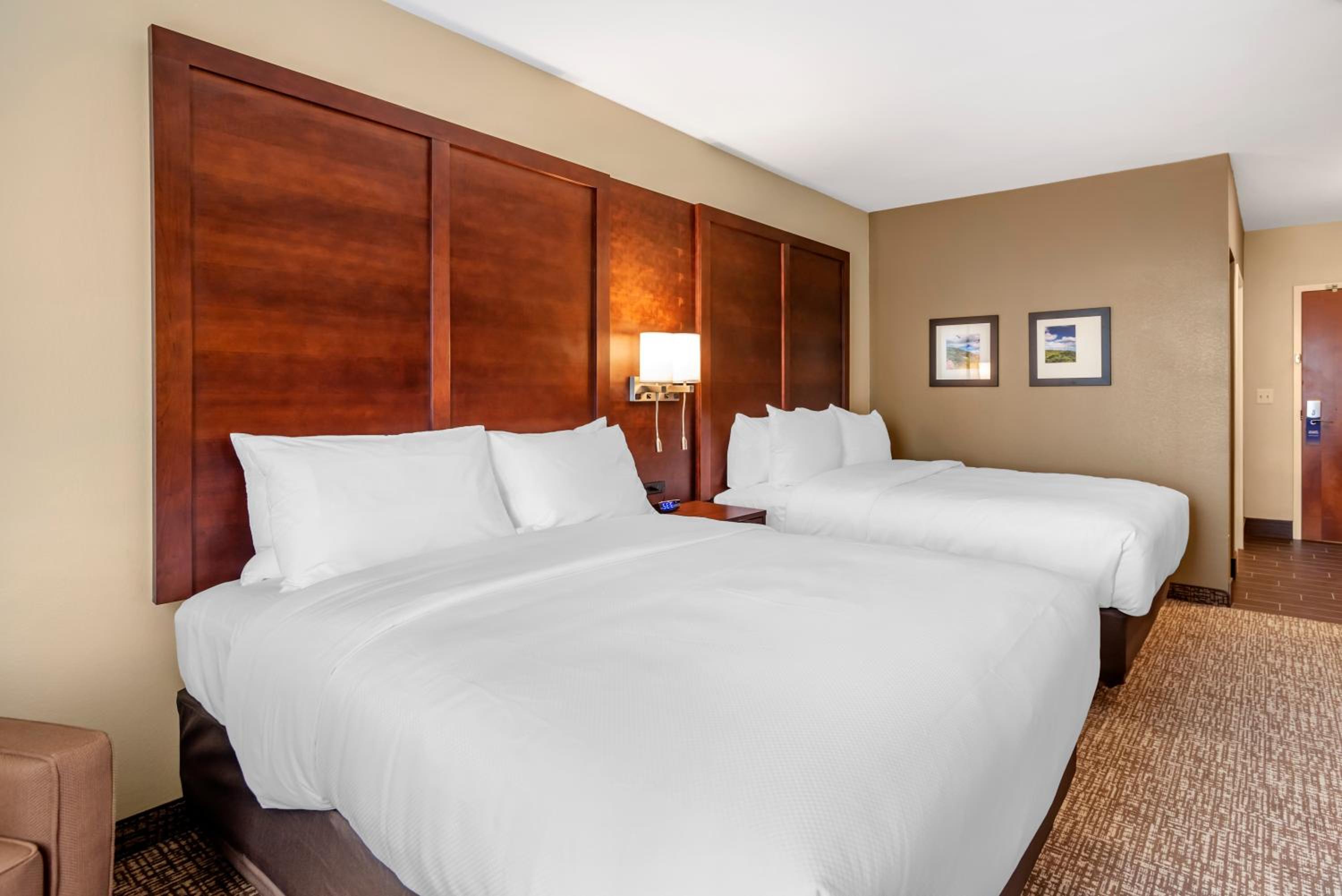 Queen Room with Two Queen Beds - Accessible/Non-Smoking  - Photo 2