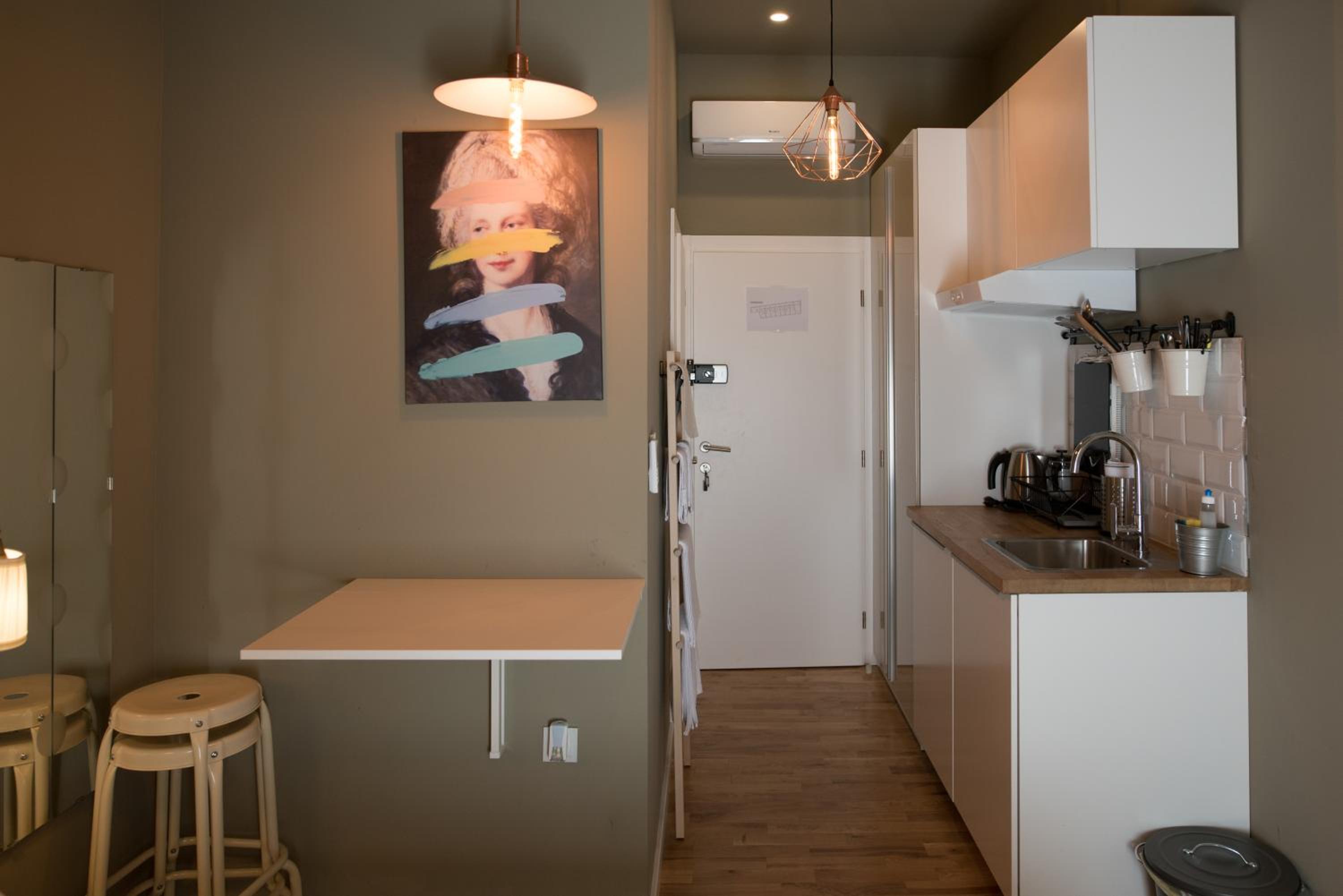 One-Bedroom Apartment - Photo 2