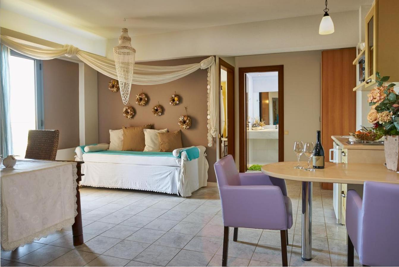 Deluxe Suite with Sea View - Photo 8