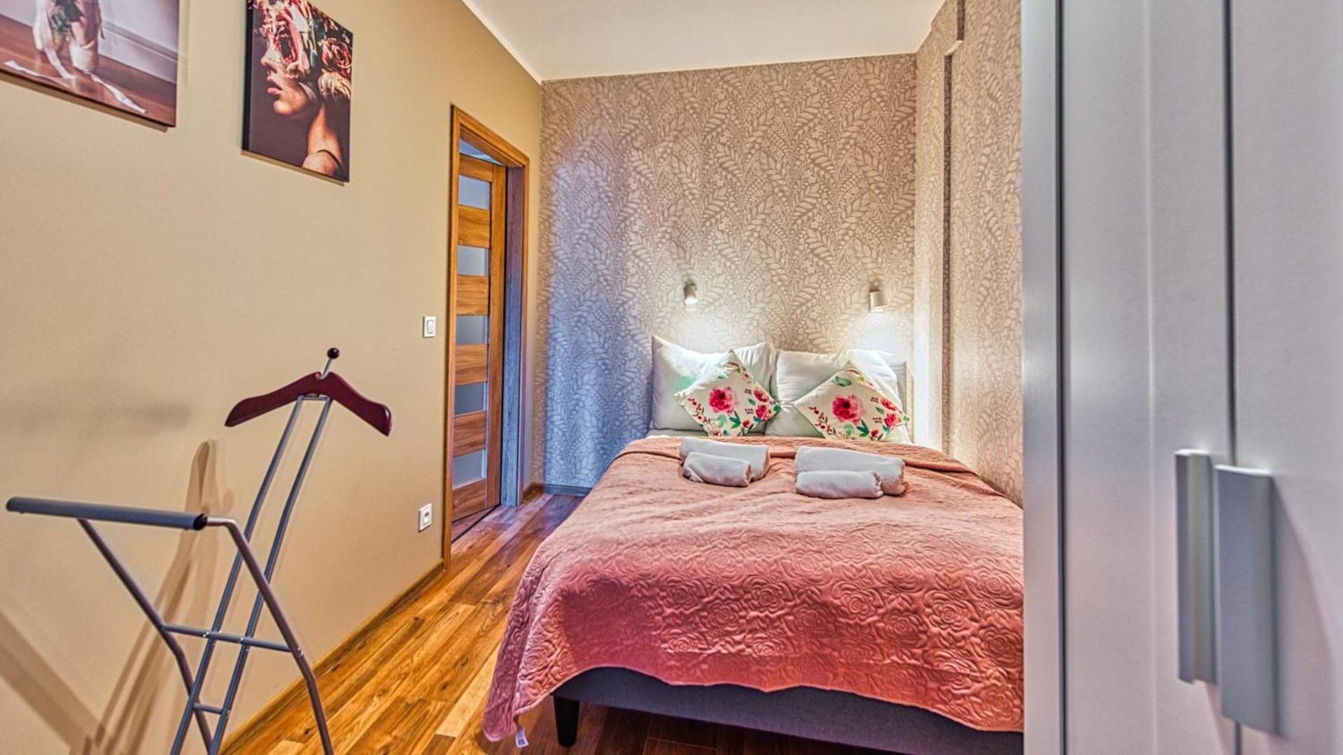 One-Bedroom Apartment - Photo 12