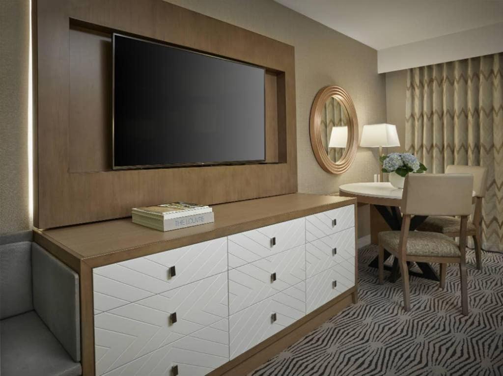 Deluxe Room with One King Bed - Photo 3