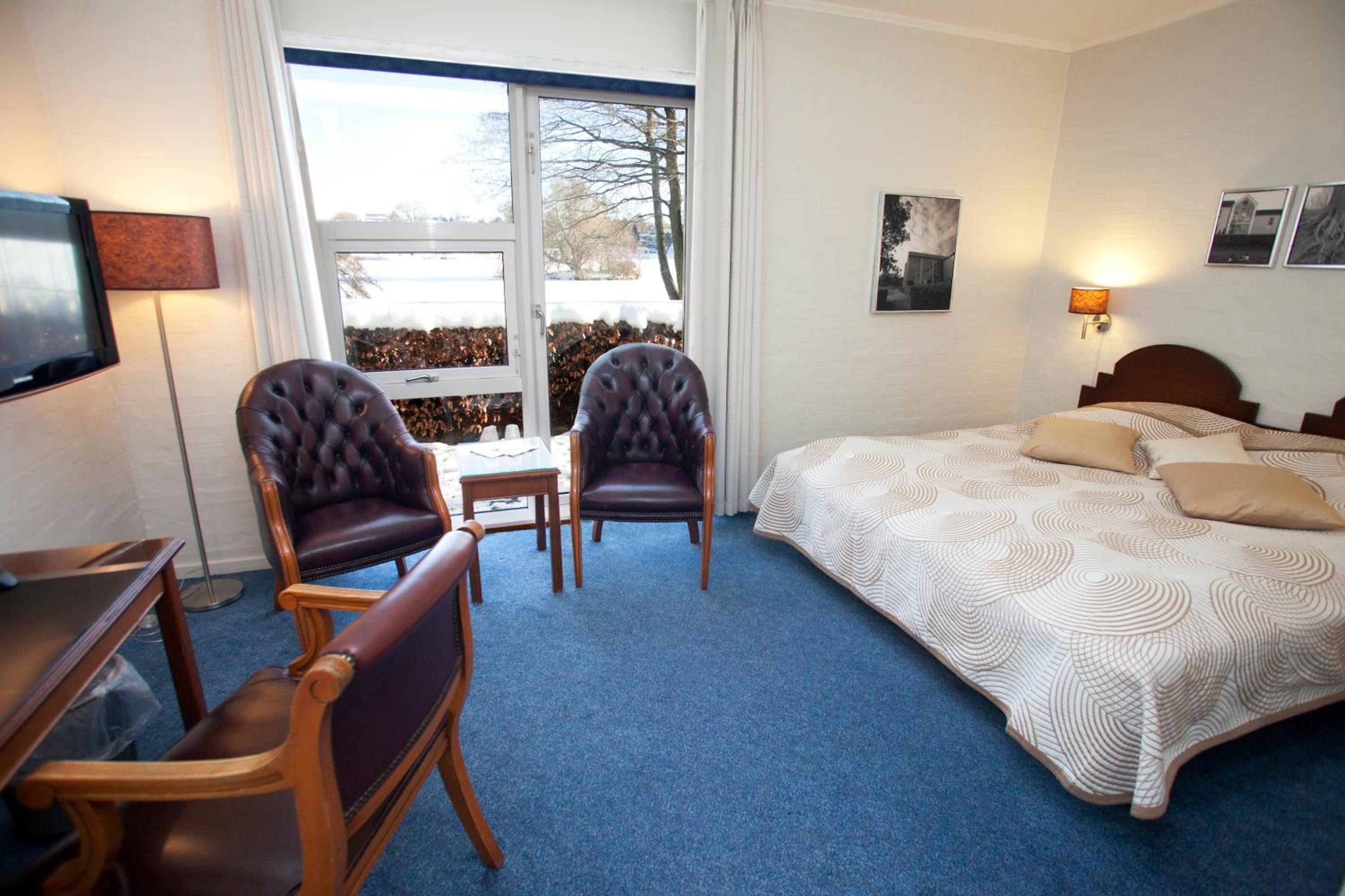 Double Room with Lake View - Photo 8