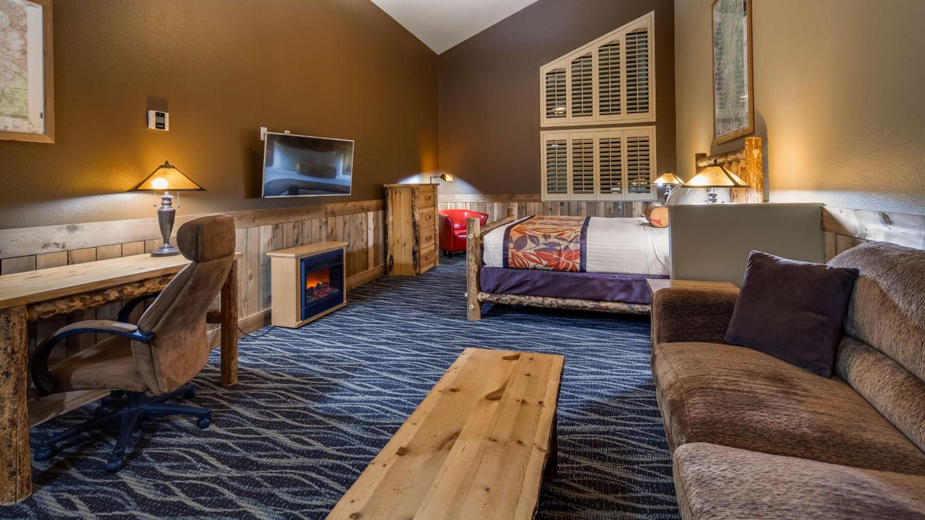 King Suite with Sofa Bed and Wet Bar - Photo 2