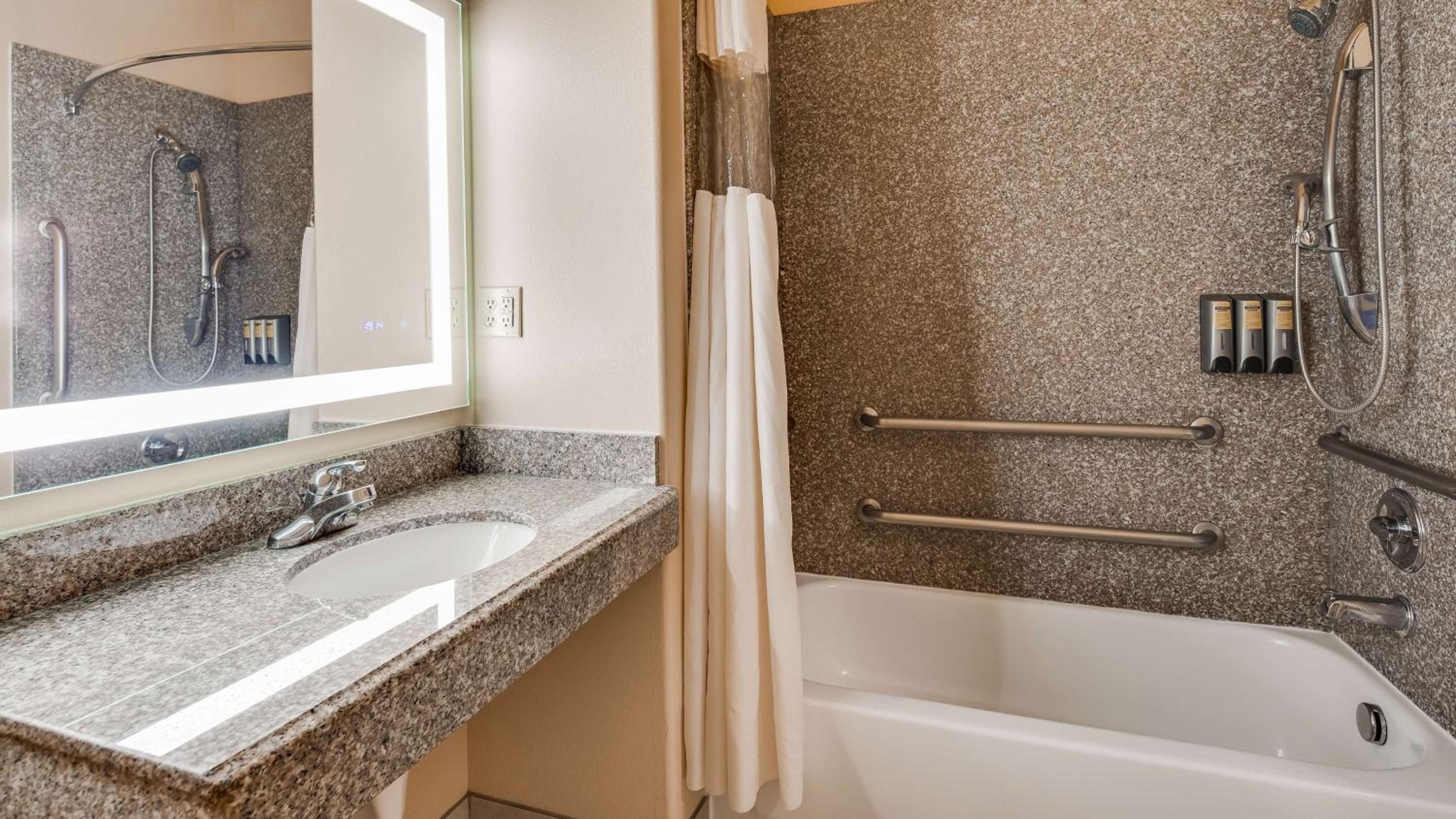 King Room with Spa Bath - Photo 3
