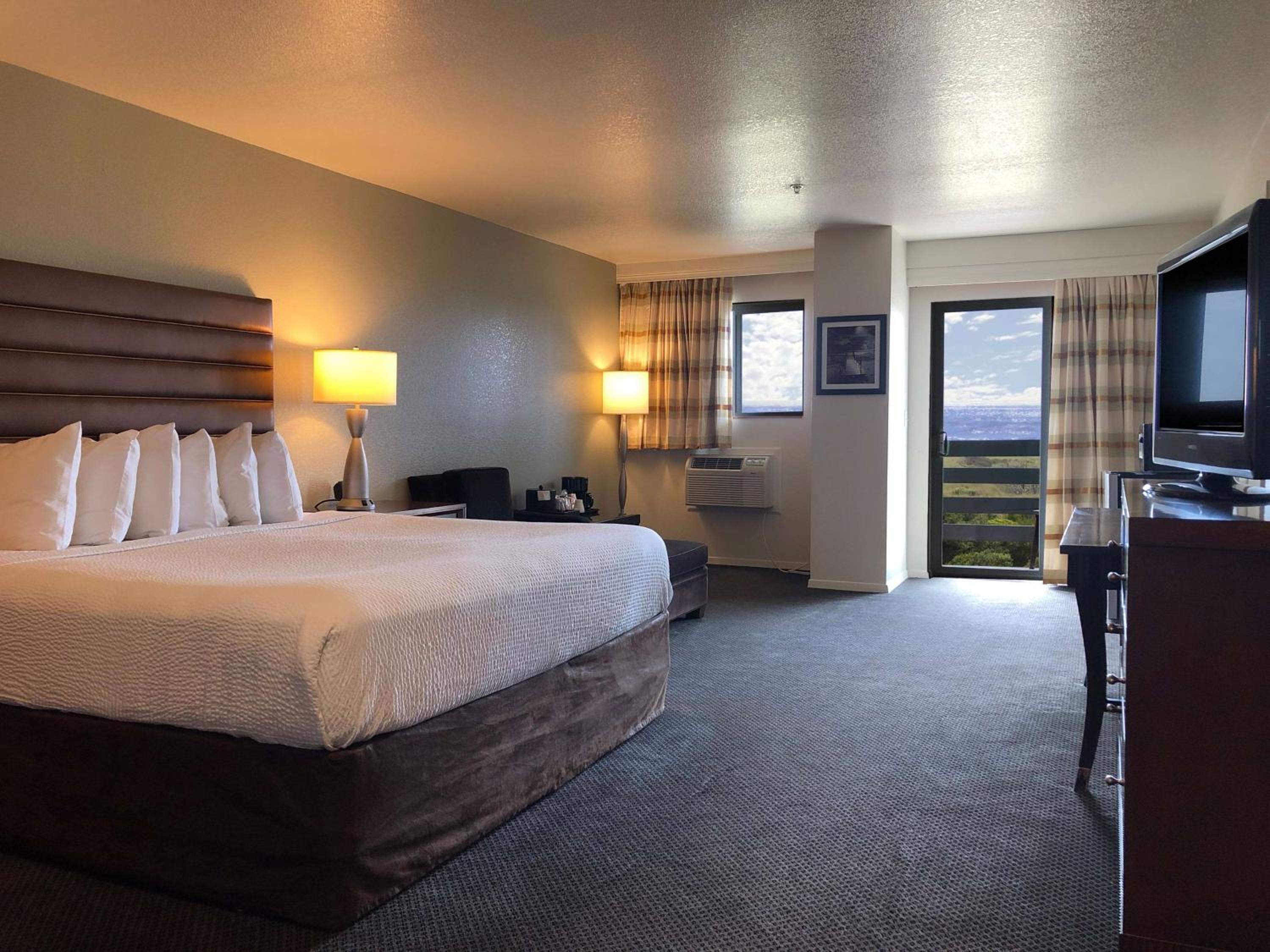King Suite with Balcony and Soaker Tub - Balcony/Lower Level/Non-Smoking