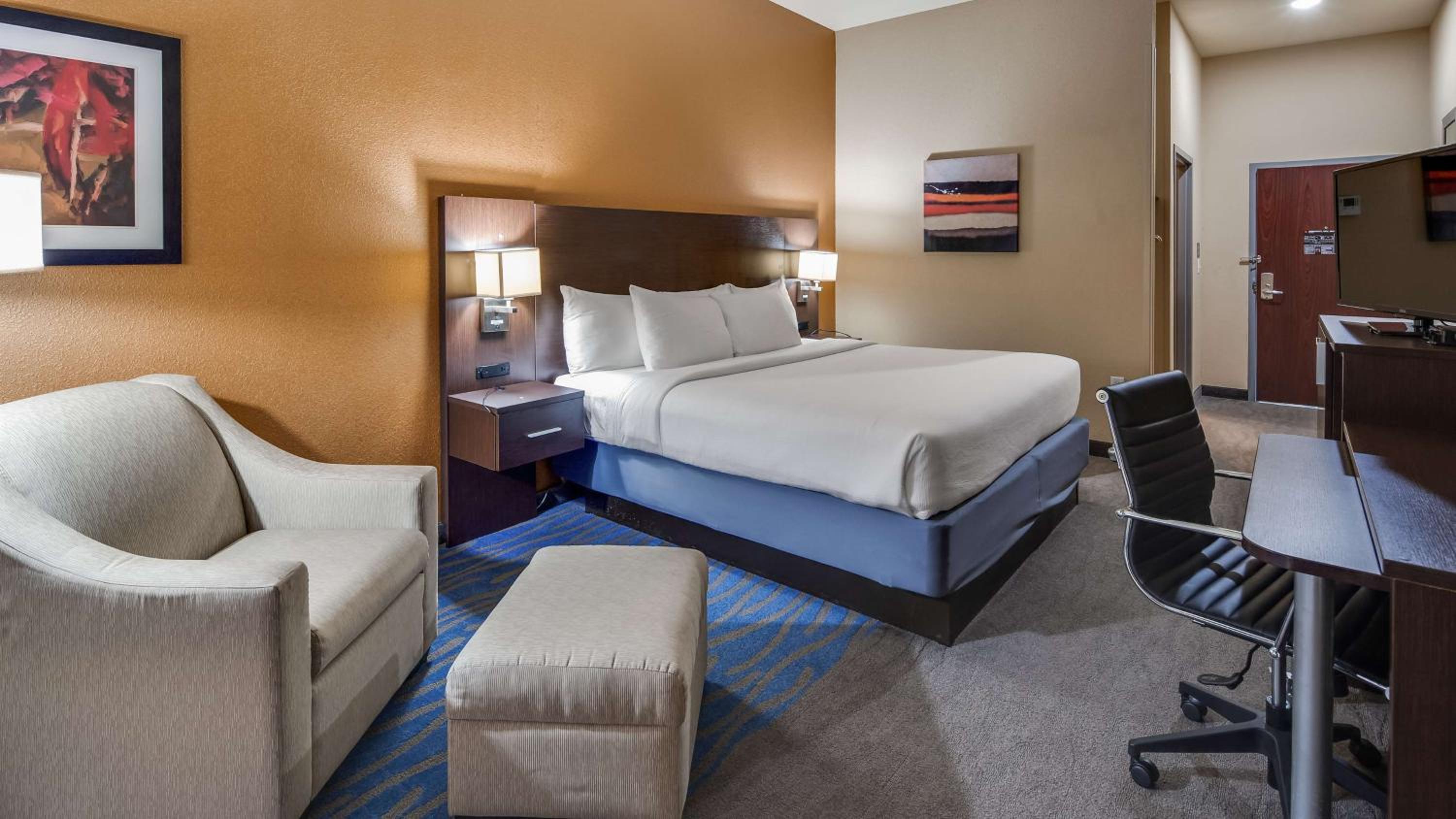 King Suite with Sofa Bed photo 3