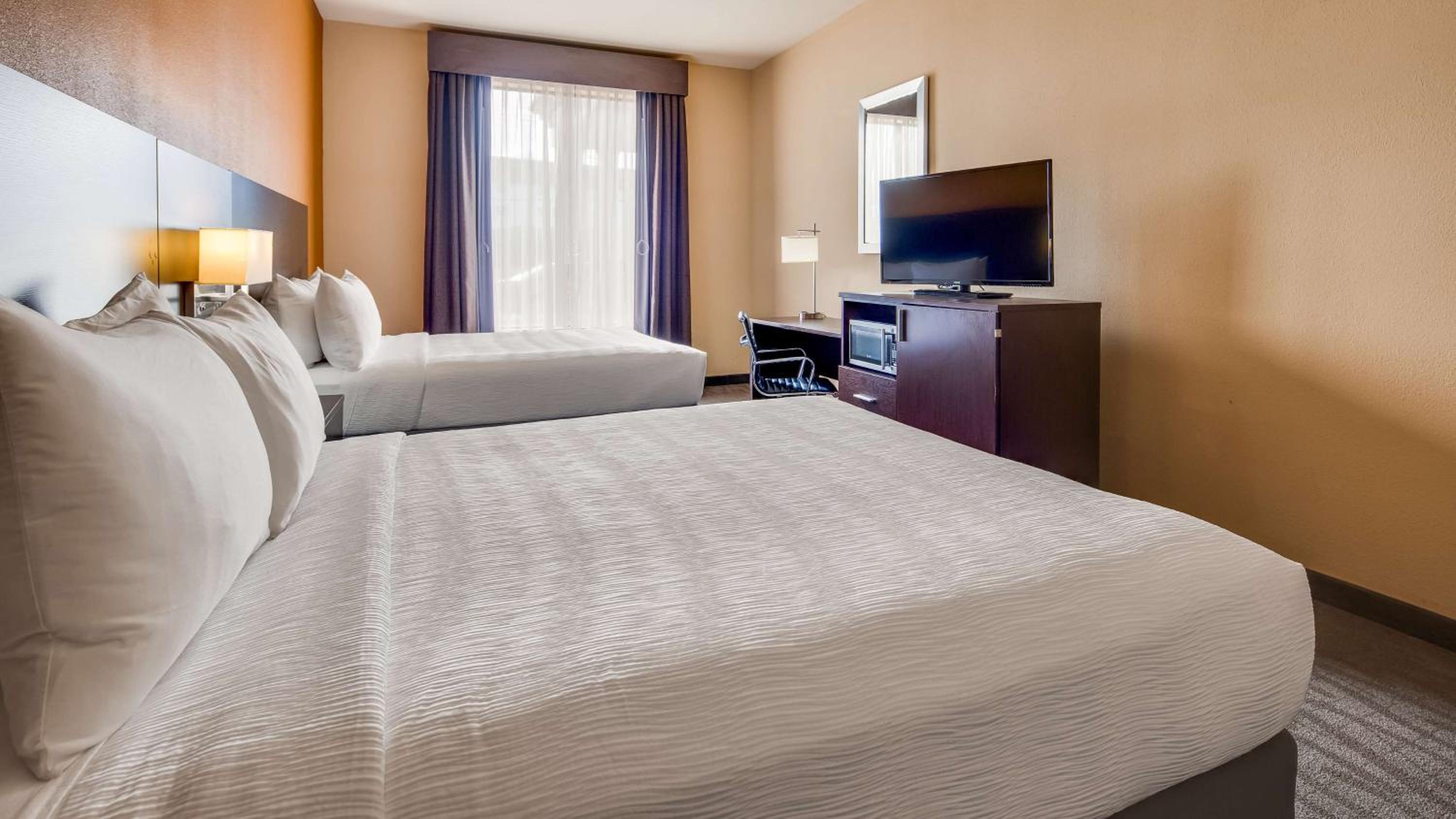 Queen Room with Two Queen Beds photo 2