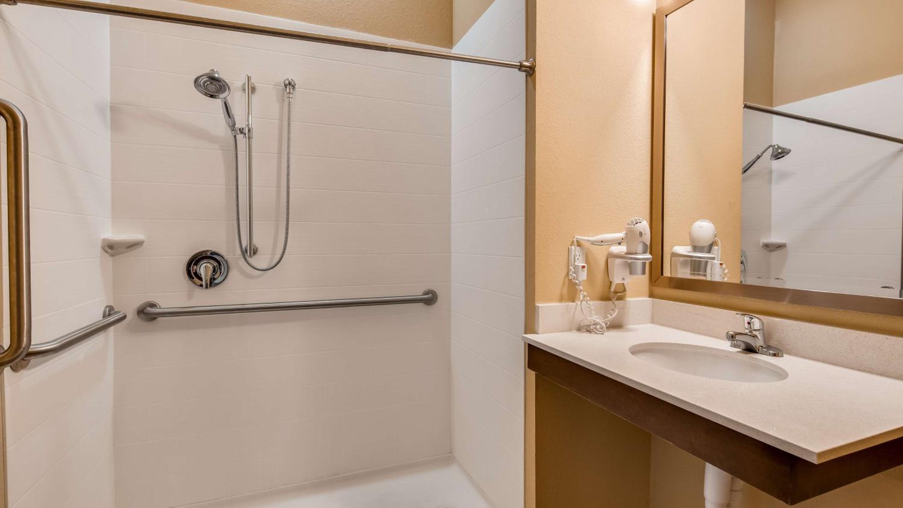 Queen Room with Two Queen Beds and Roll-In Shower - Disability Access photo 2