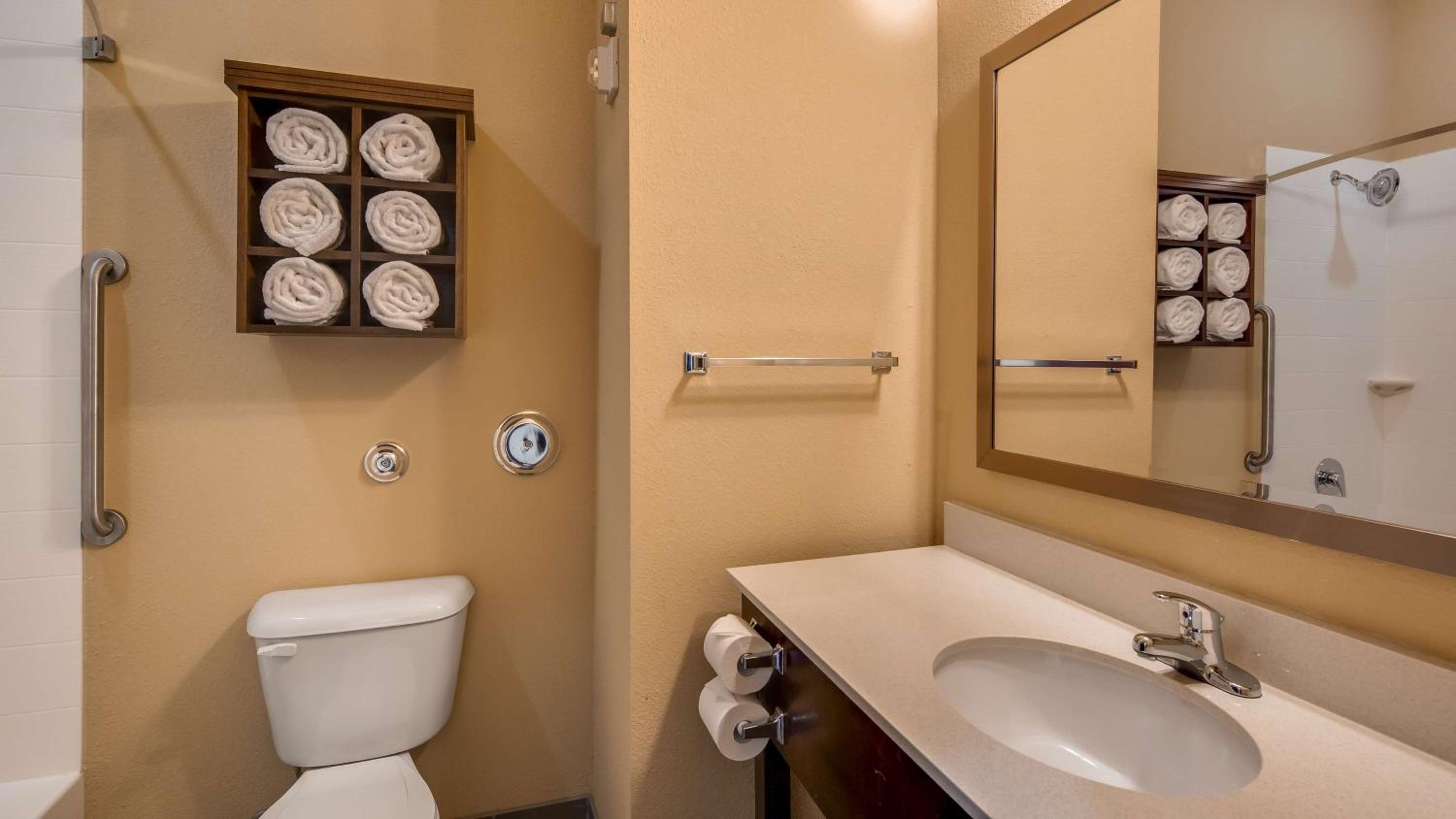 Queen Room with Two Queen Beds - Disability Access photo 3