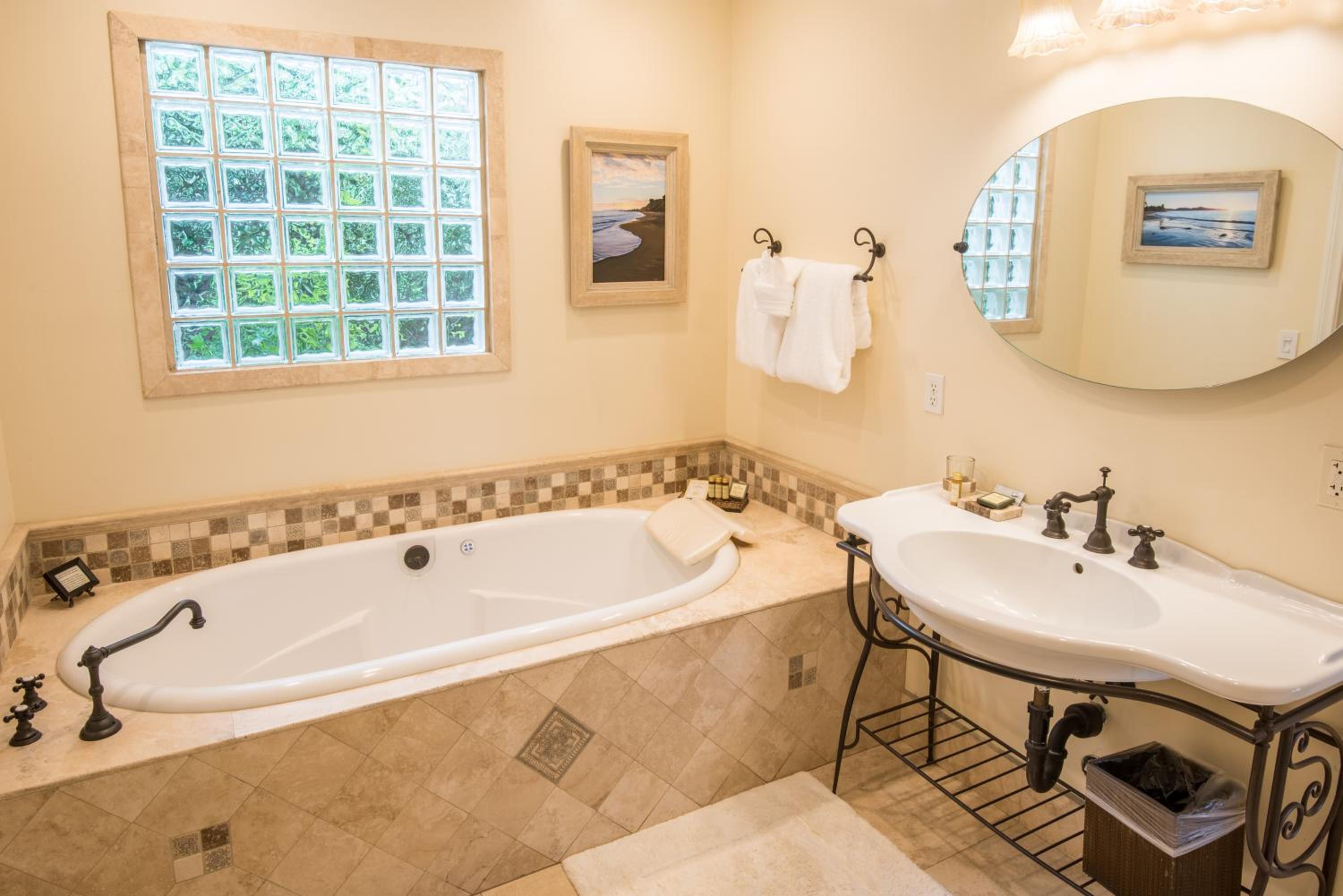 Deluxe King Room with Spa Bath - 2A - Photo 8