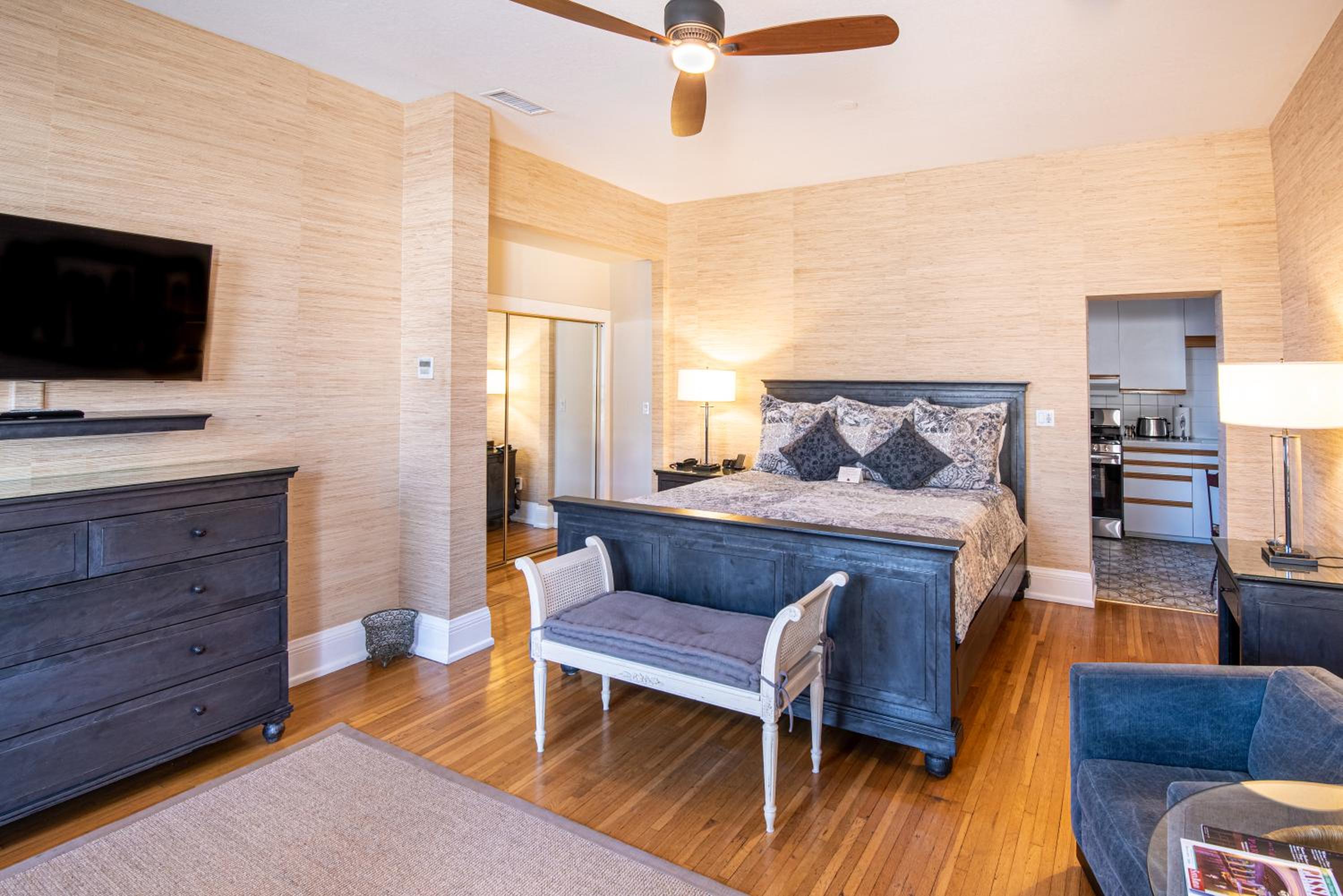 Deluxe King Studio with Kitchen - 116B - Photo 4