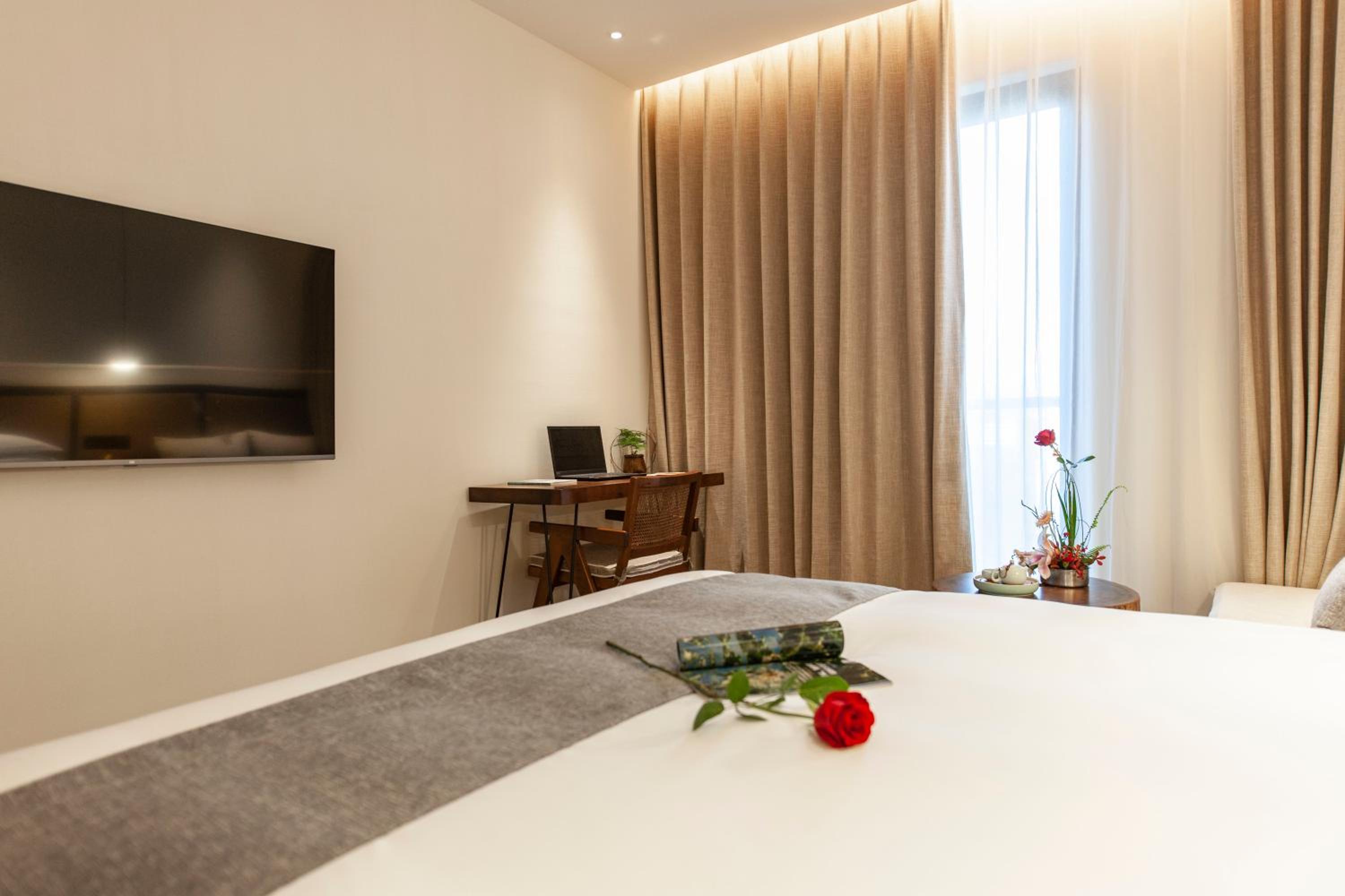 Deluxe King Room