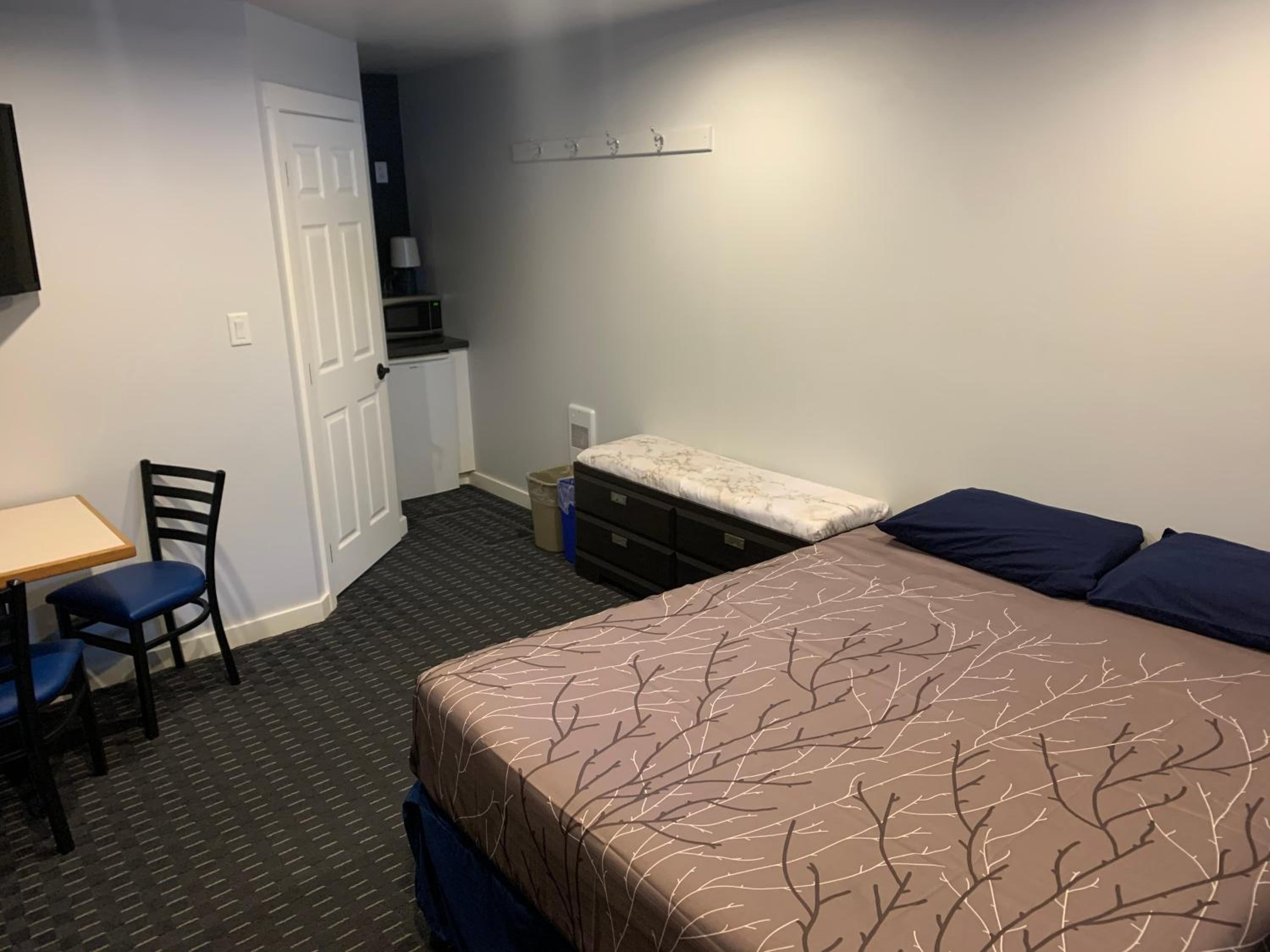 Queen Suite with Queen Bed photo 3