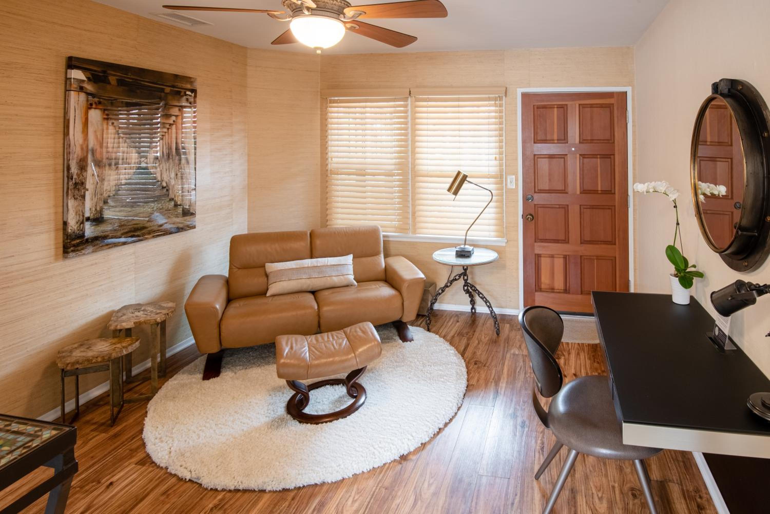 Deluxe Queen Studio with Kitchen - Seven photo 1