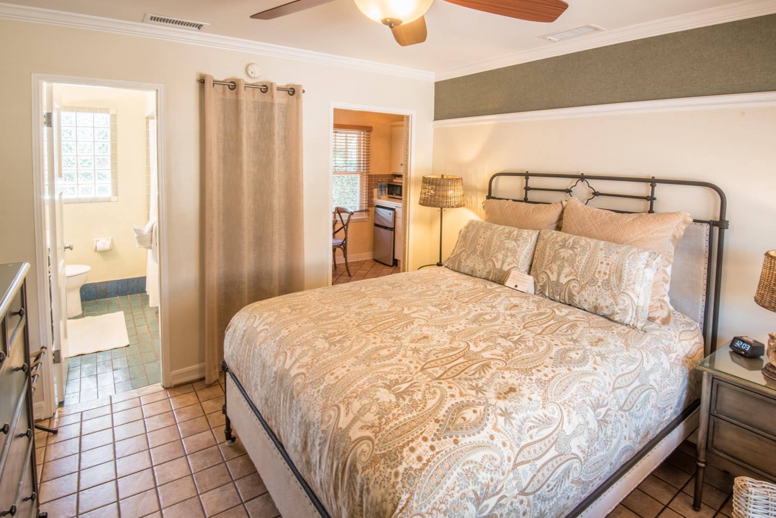 Standard Queen Room with Kitchen - Nine - Photo 1