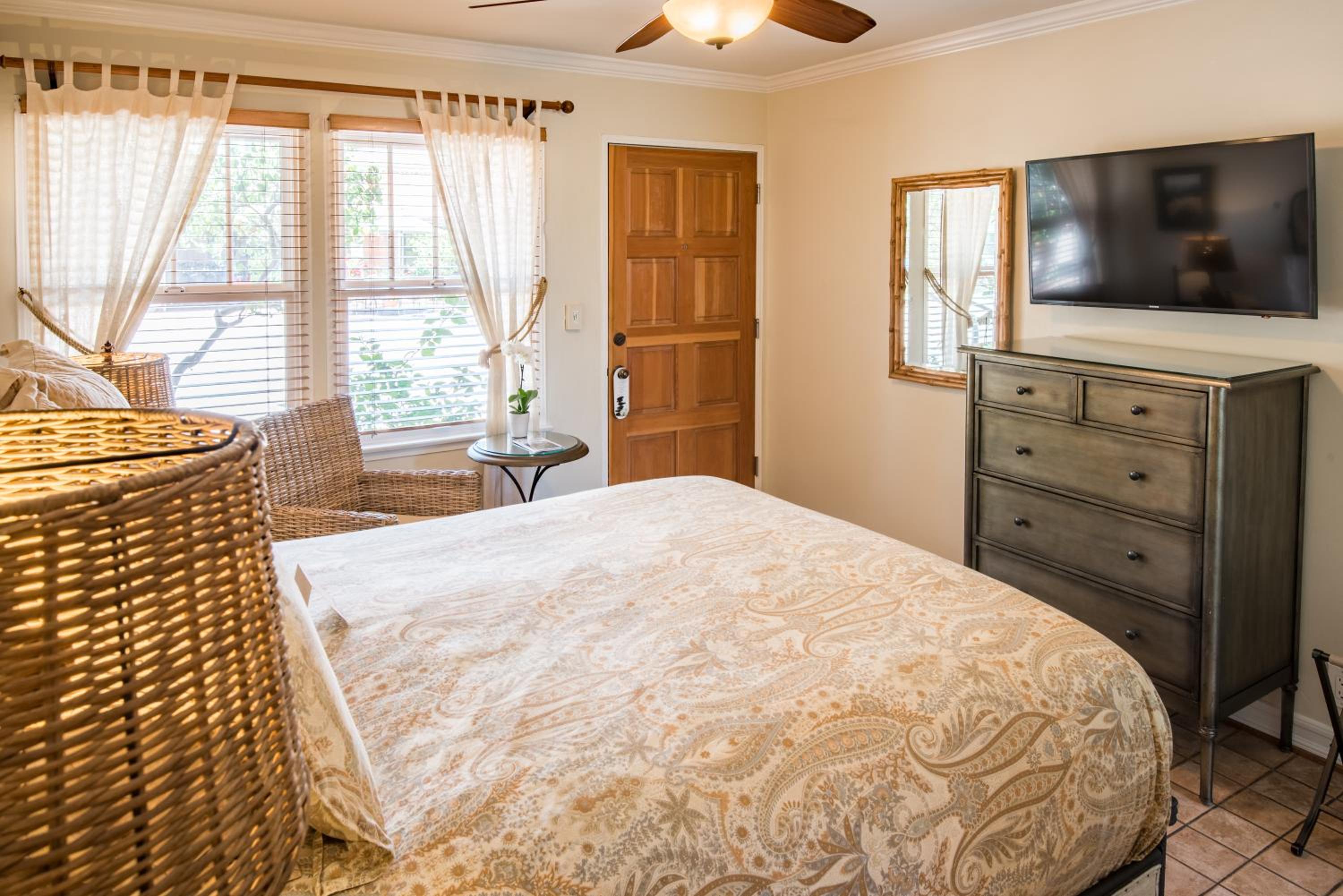Standard Queen Room with Kitchen - Nine - Photo 5