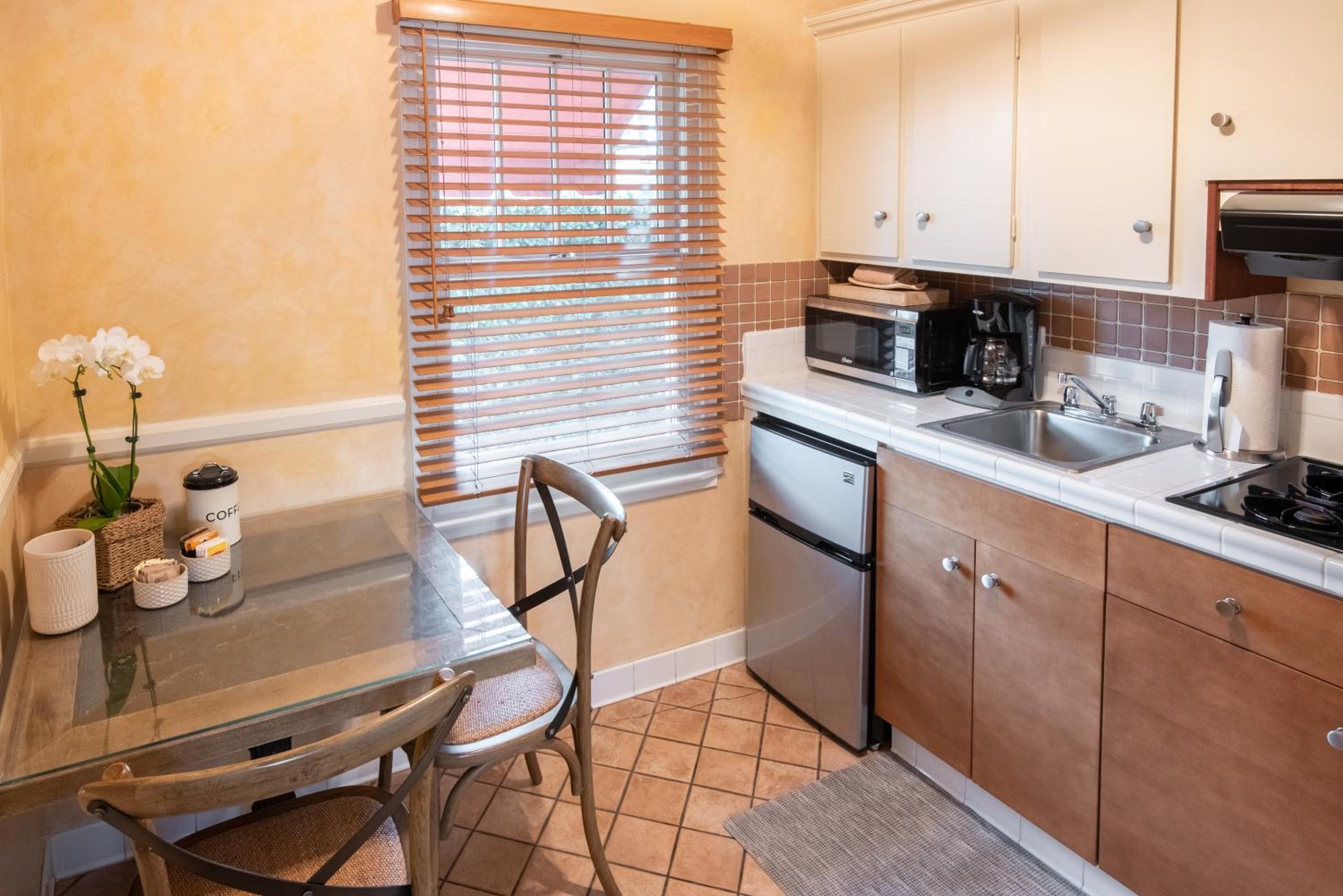 Standard Queen Room with Kitchen - Nine - Photo 4