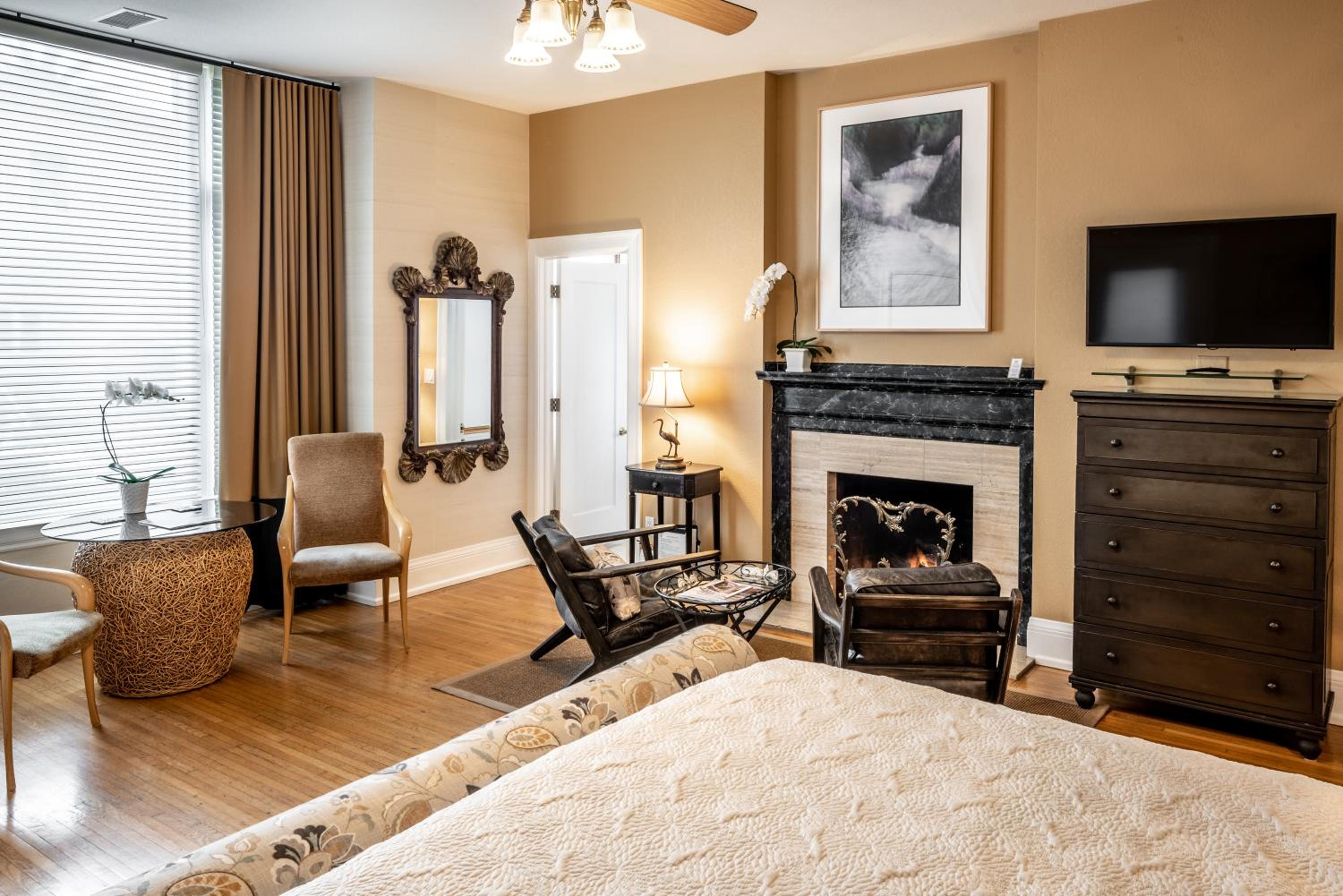 Deluxe King Studio with Fireplace and Kitchen - 116C - Photo 1