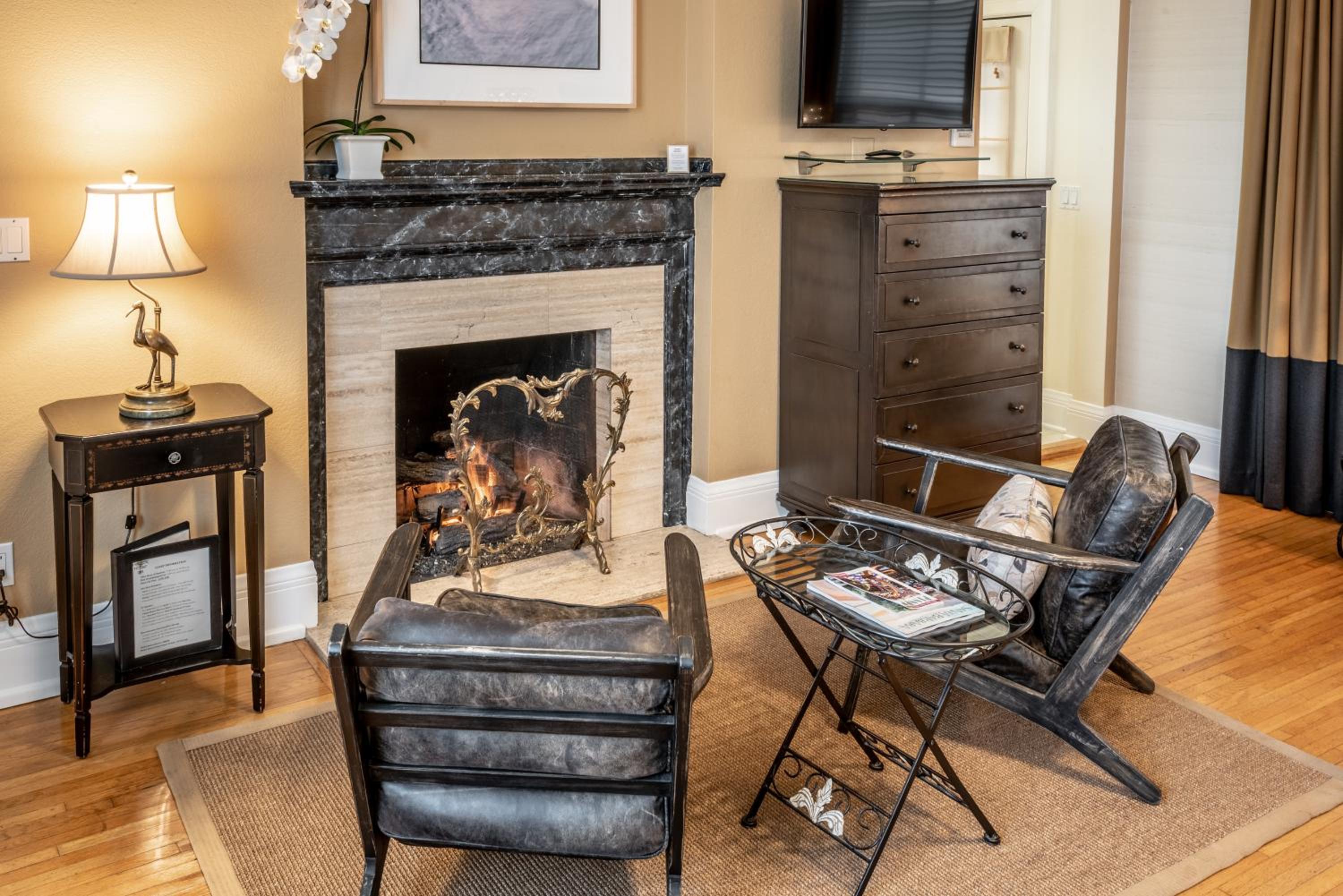 Deluxe King Studio with Fireplace and Kitchen - 116C - Photo 2